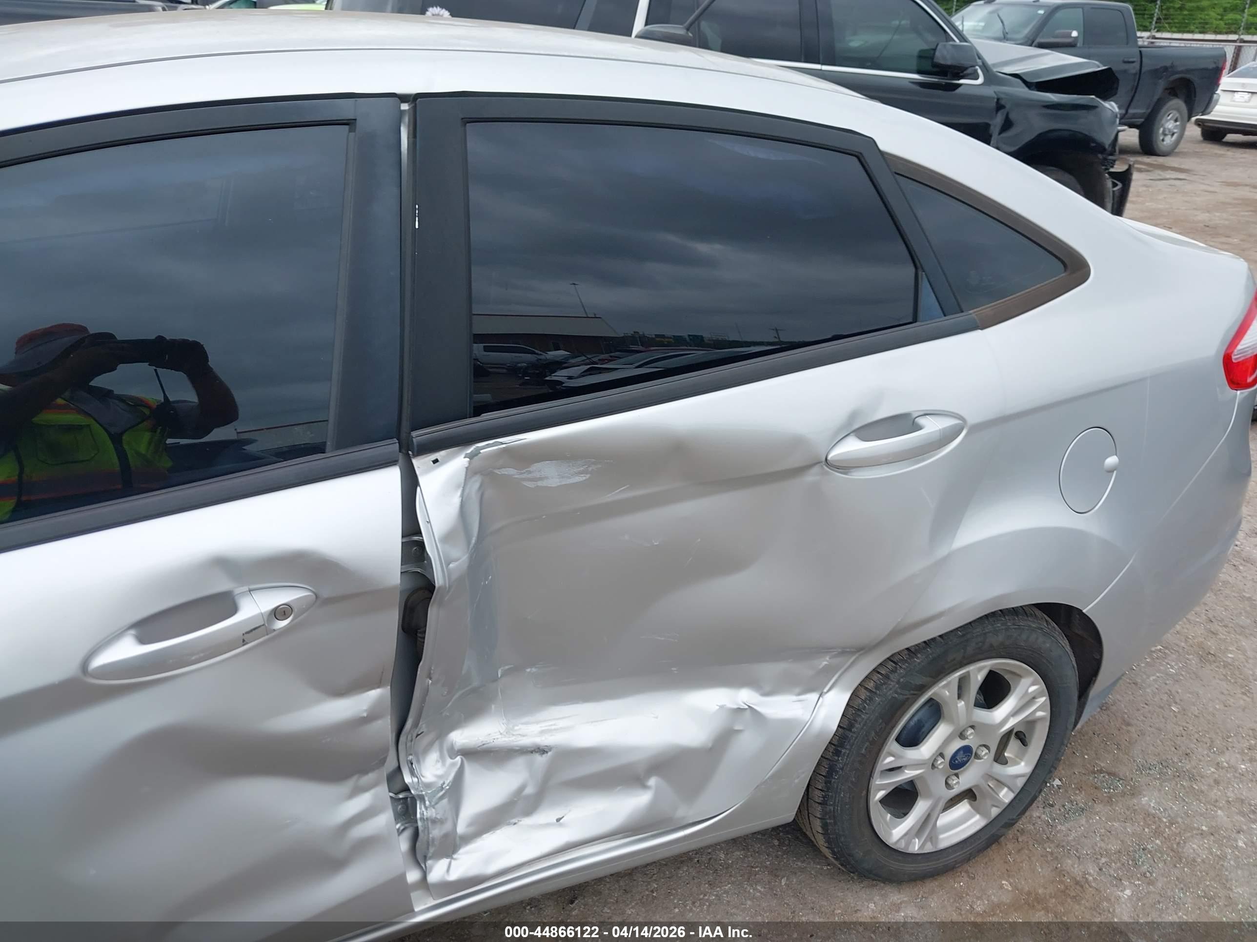 FORD FIESTA image 6