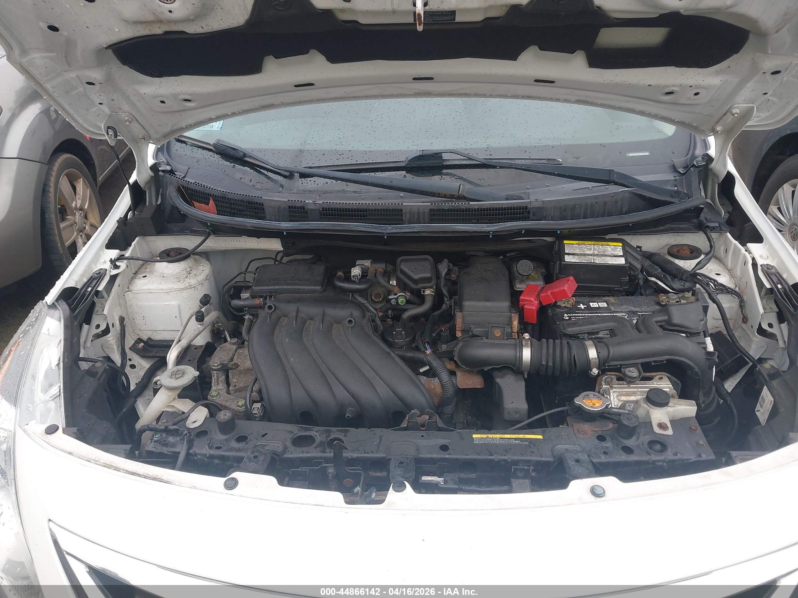 NISSAN VERSA image 10