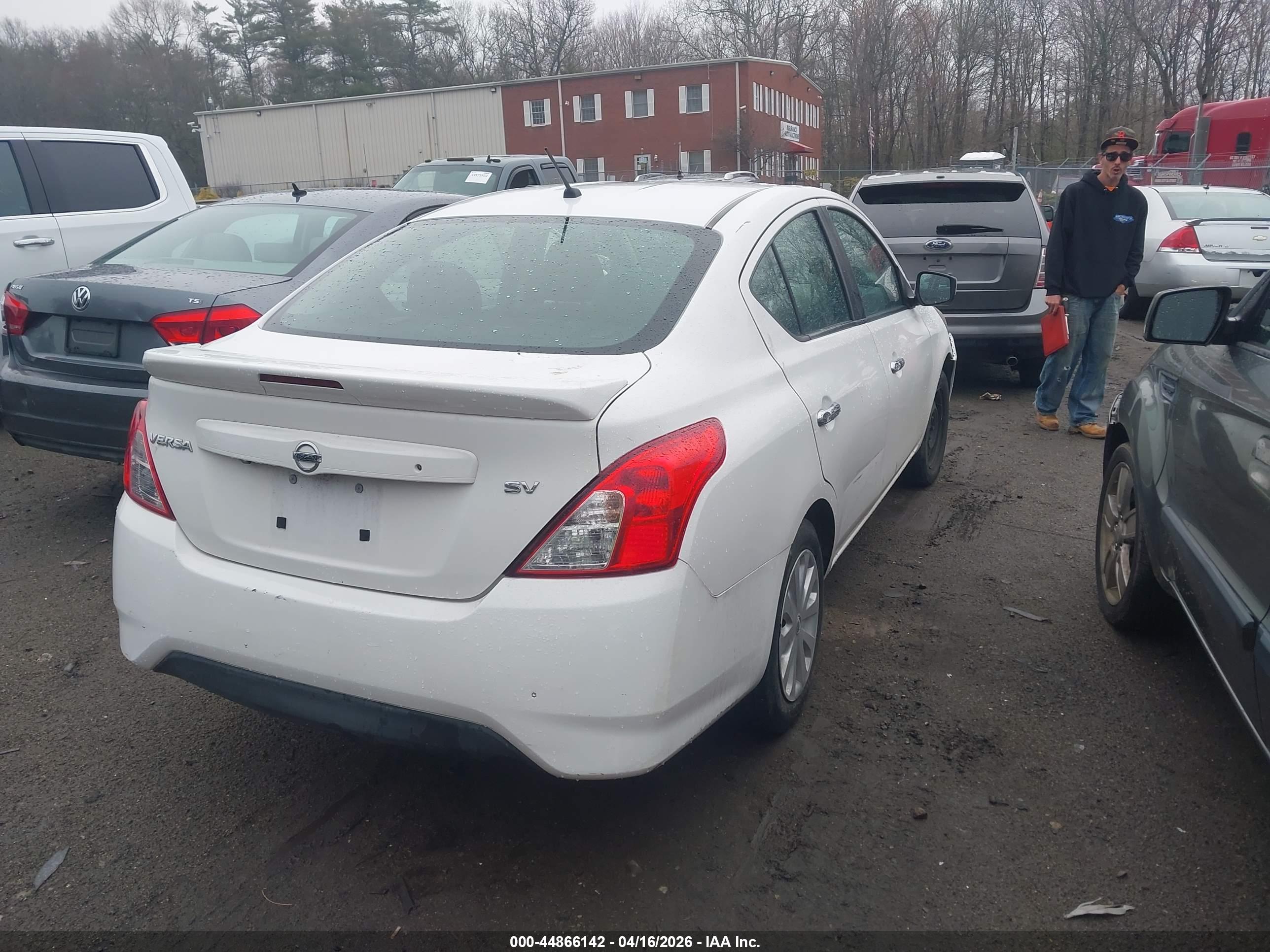 NISSAN VERSA image 4