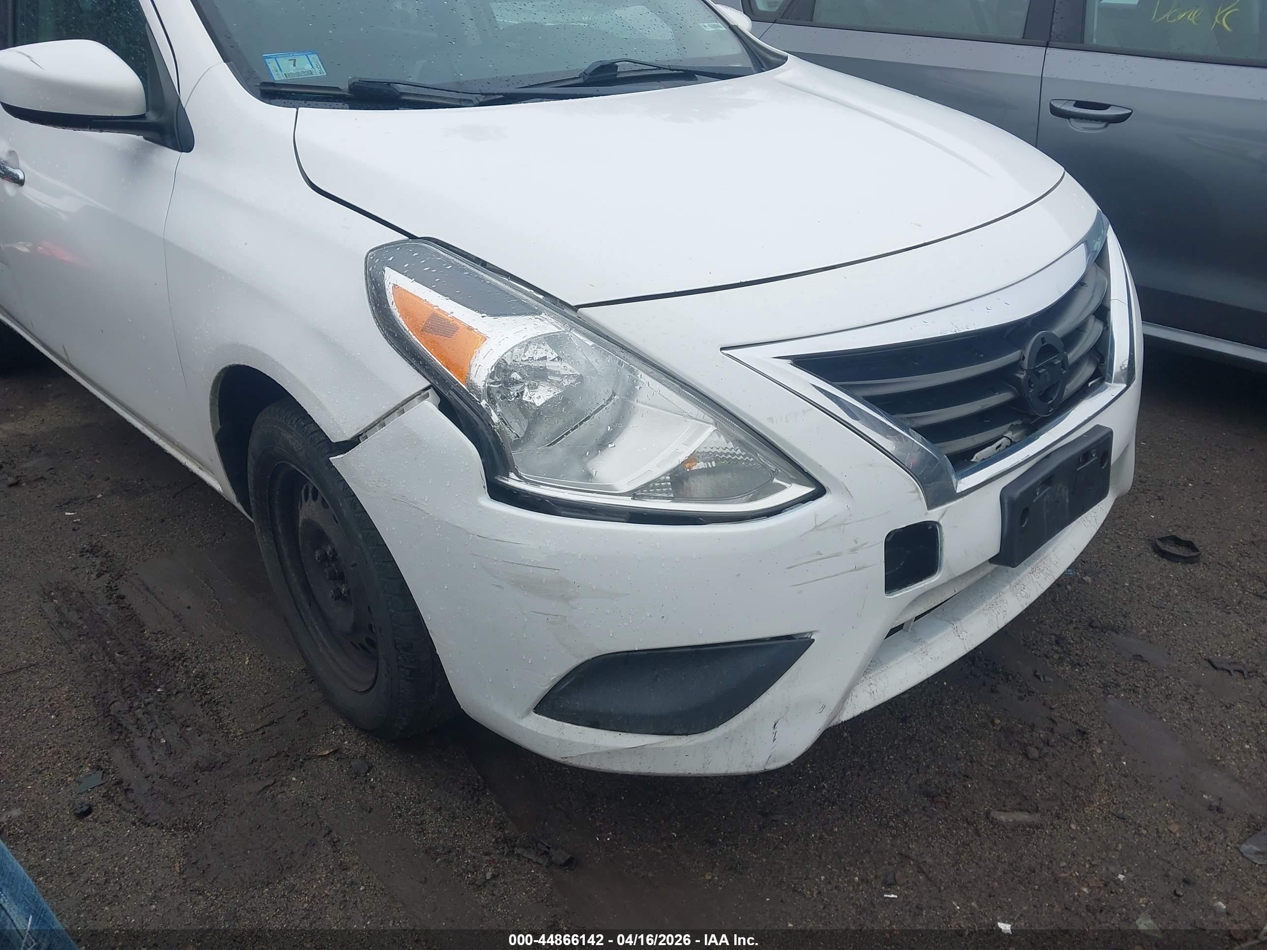 NISSAN VERSA image 6