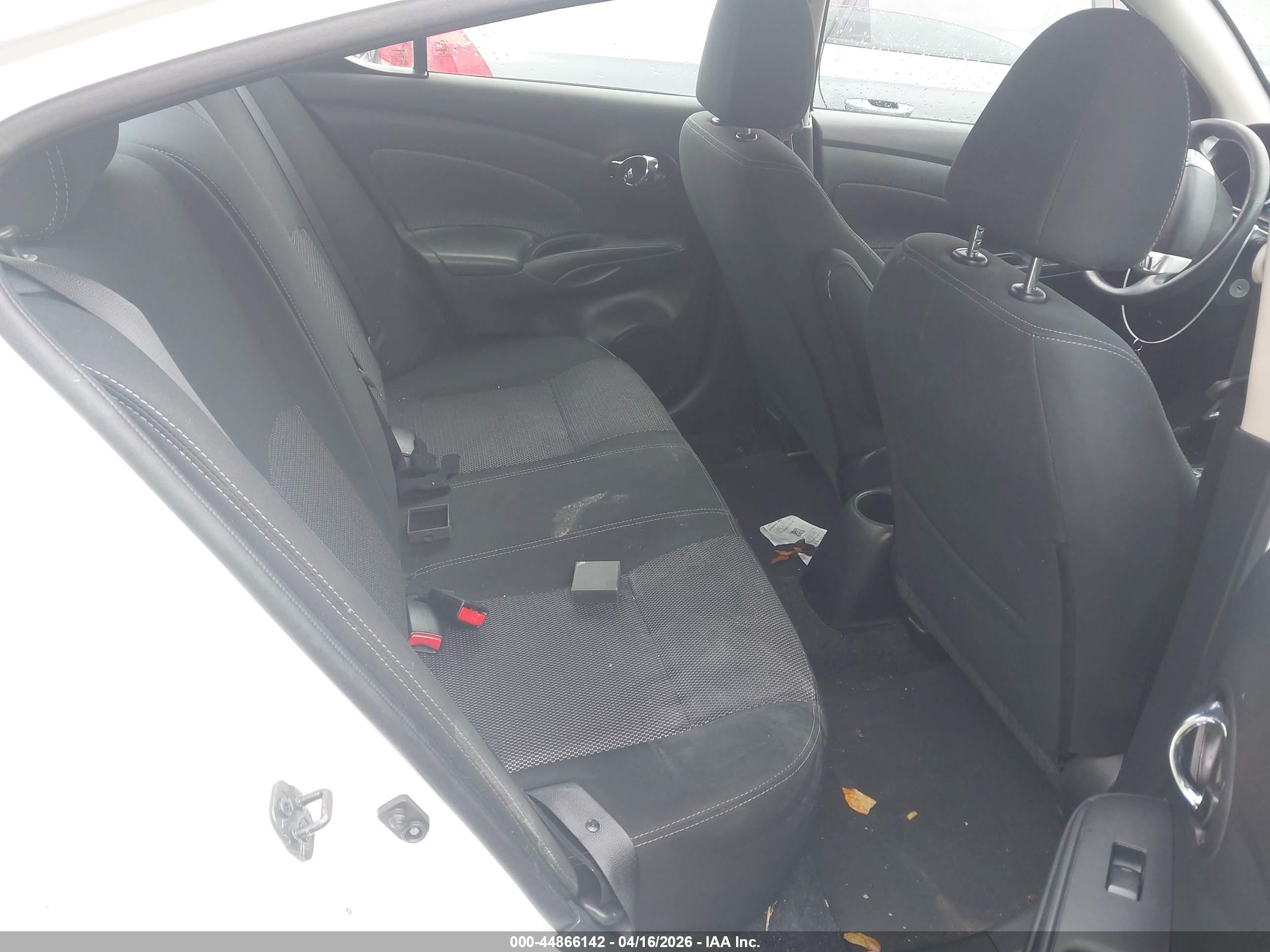 NISSAN VERSA image 8