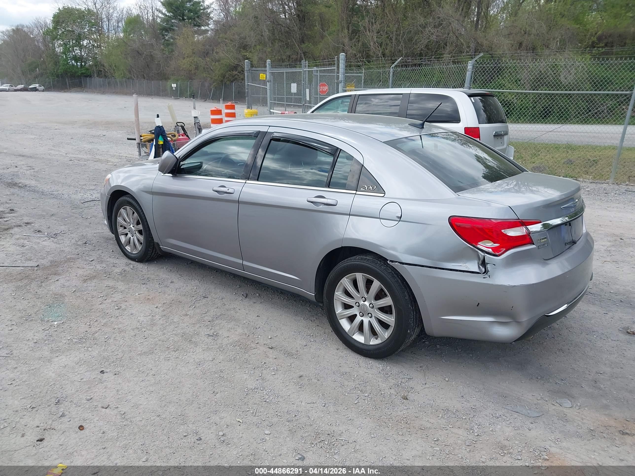 CHRYSLER 200 image 3
