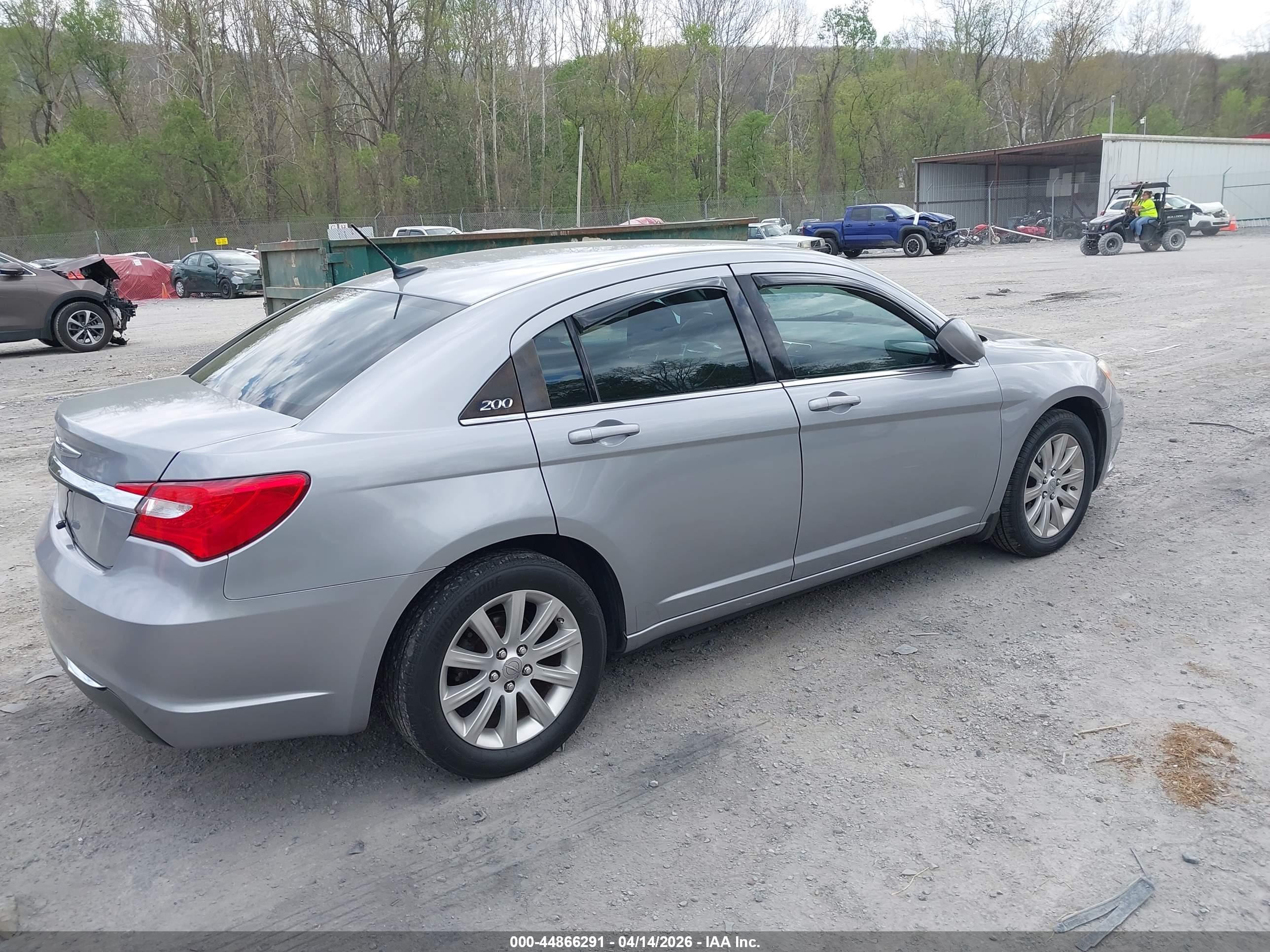 CHRYSLER 200 image 4