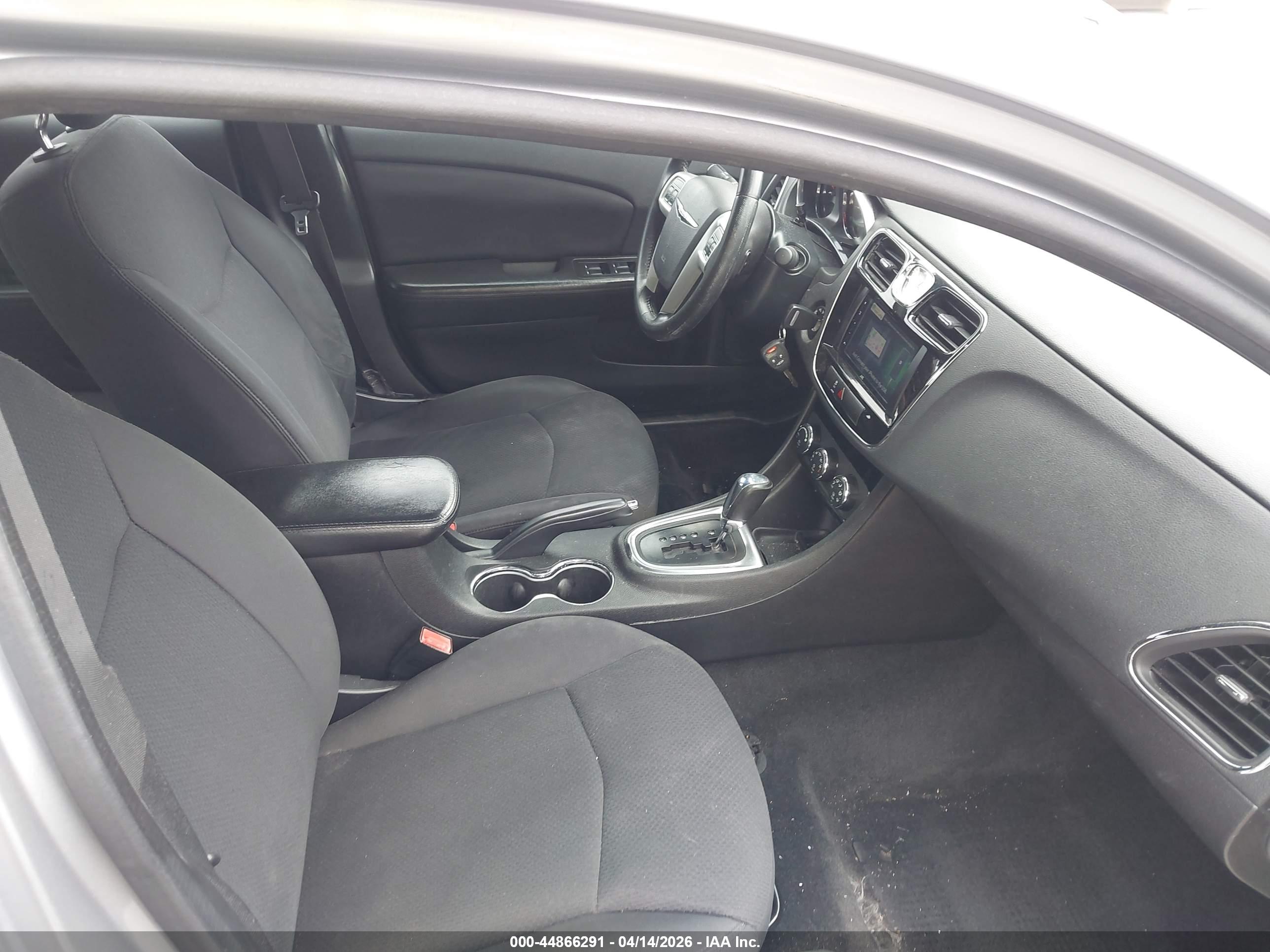 CHRYSLER 200 image 5