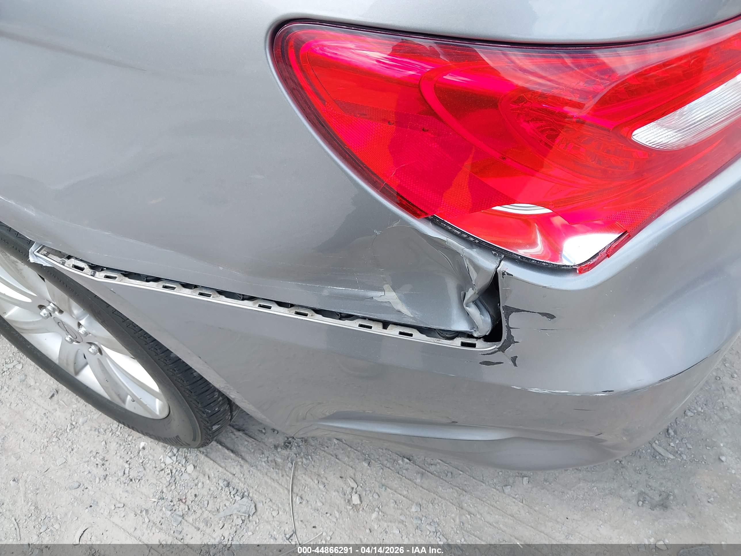 CHRYSLER 200 image 6