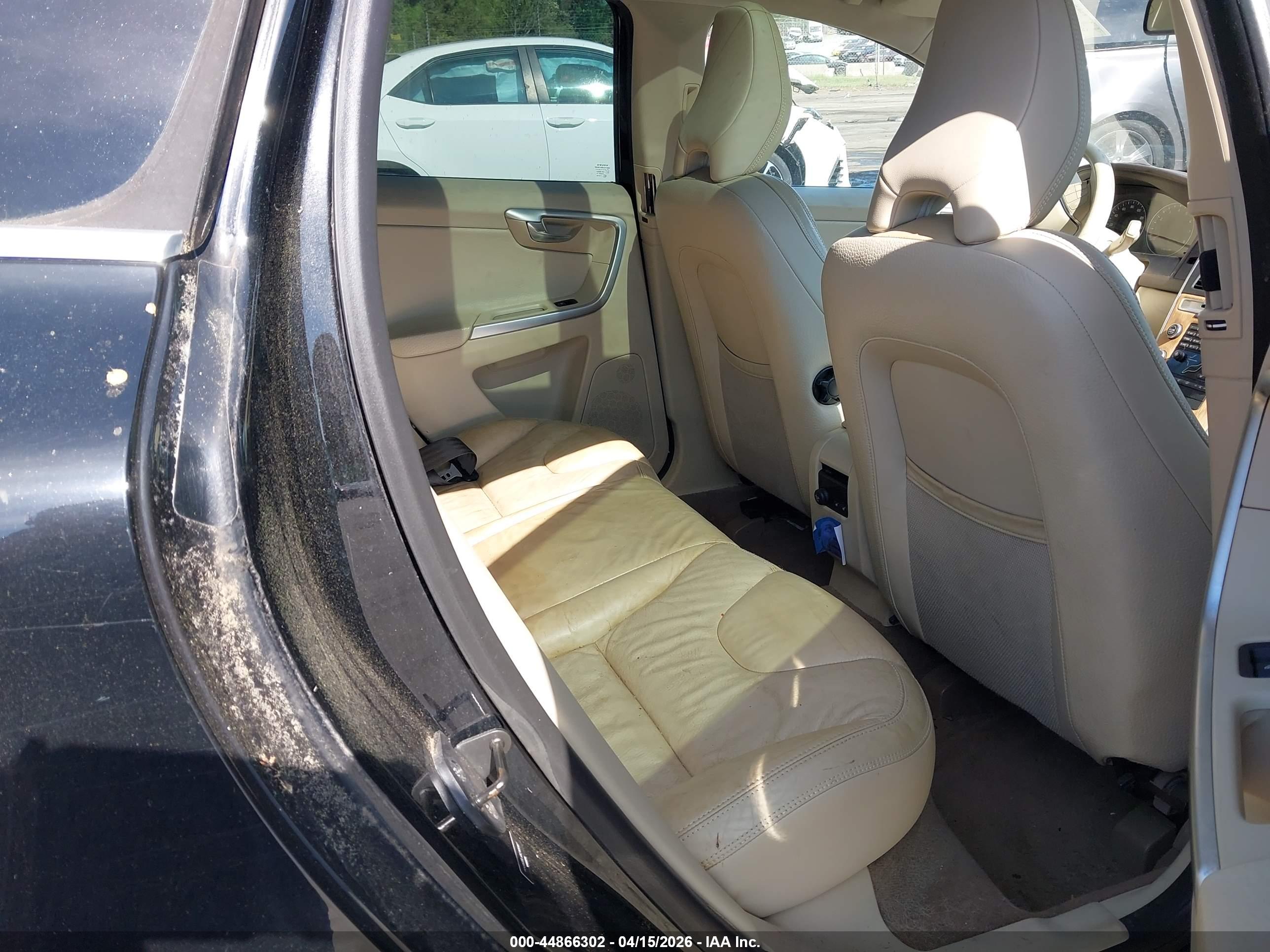 VOLVO XC60 image 8