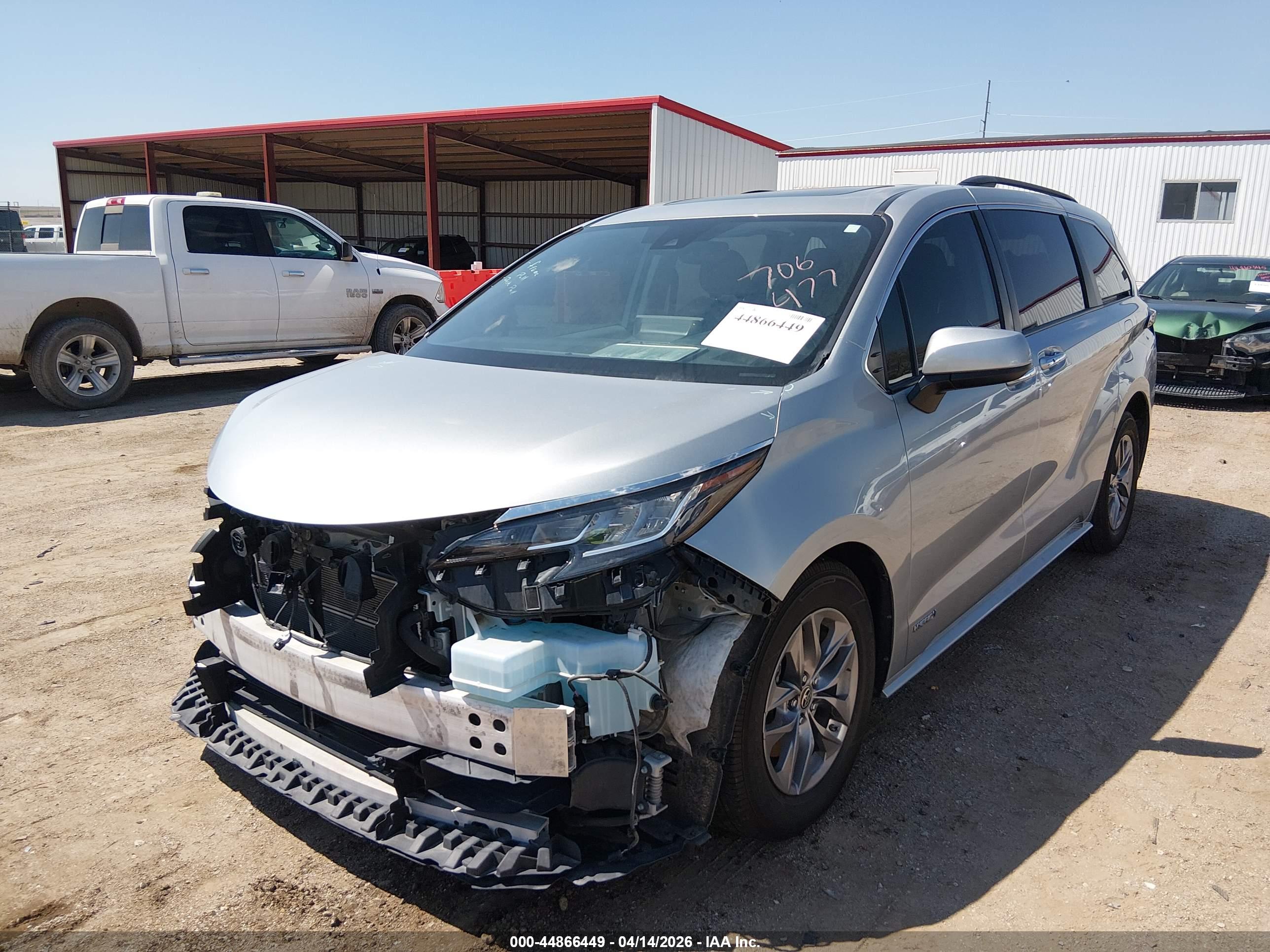 TOYOTA SIENNA image 2