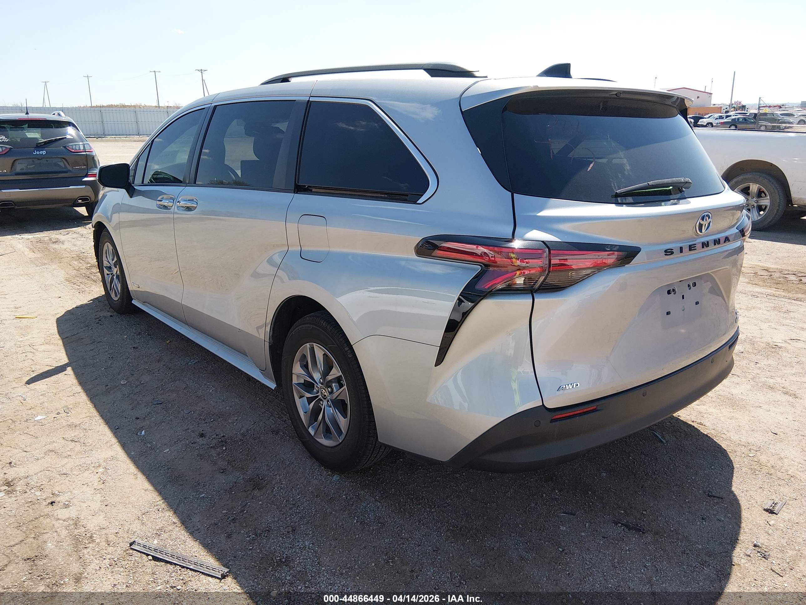 TOYOTA SIENNA image 3