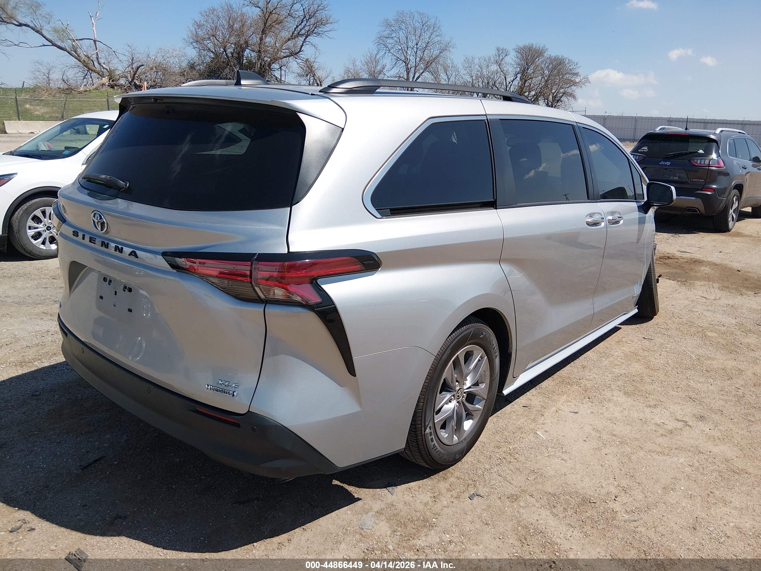 TOYOTA SIENNA image 4