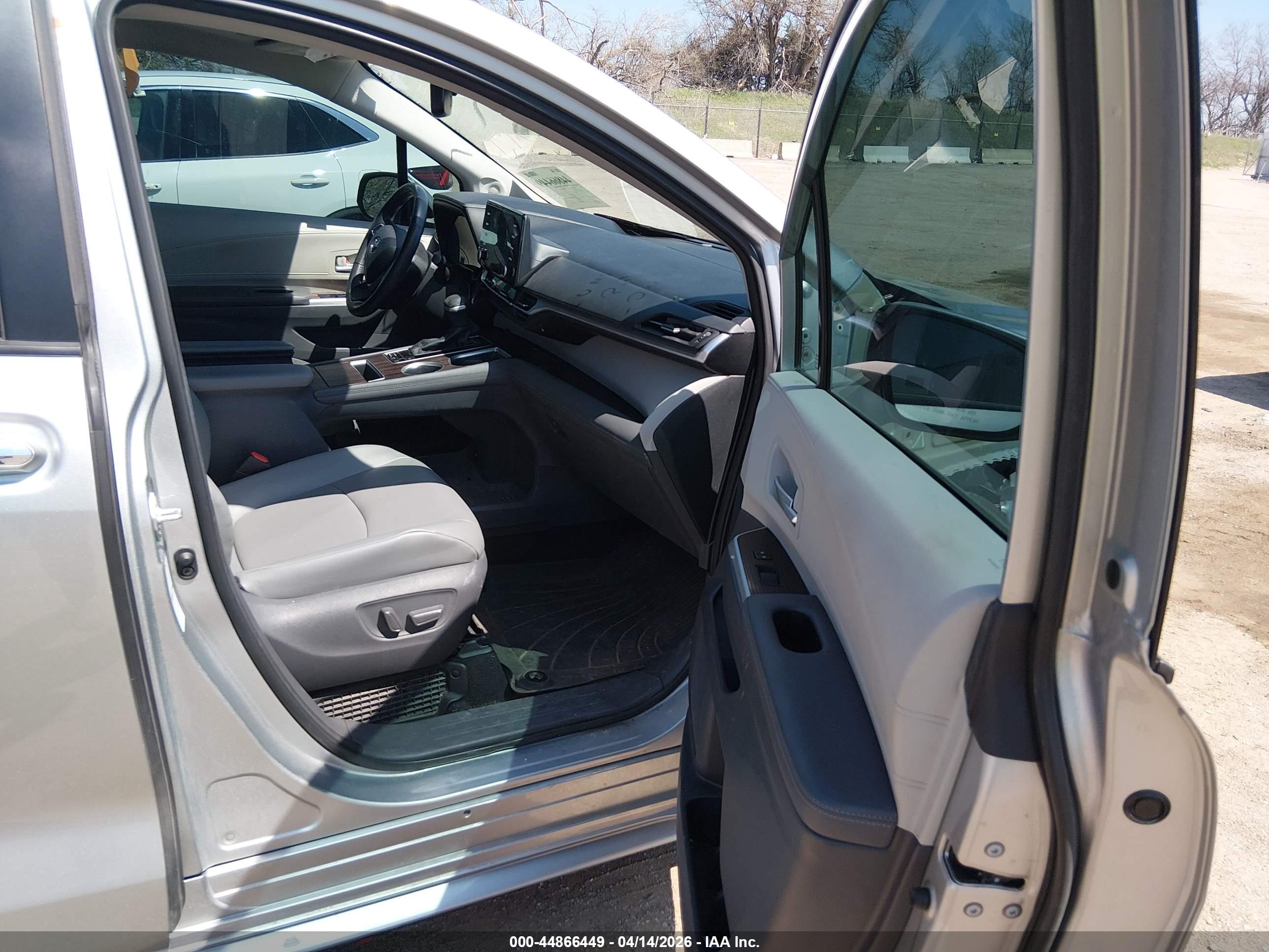 TOYOTA SIENNA image 5