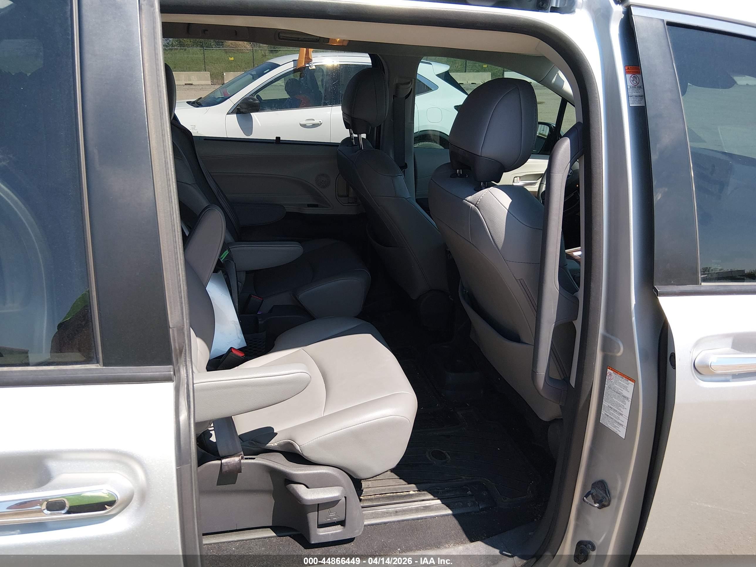 TOYOTA SIENNA image 8