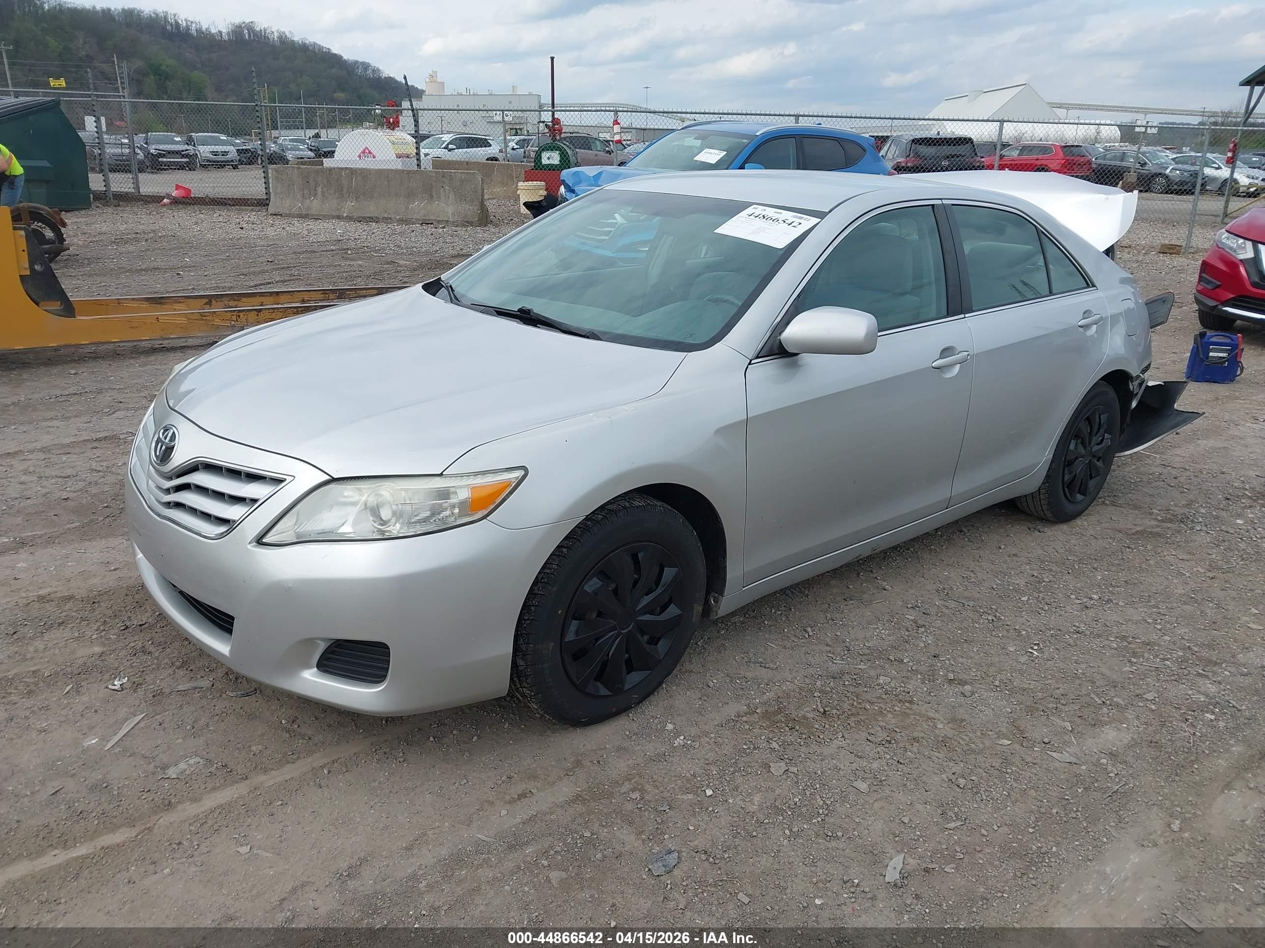 TOYOTA CAMRY image 2