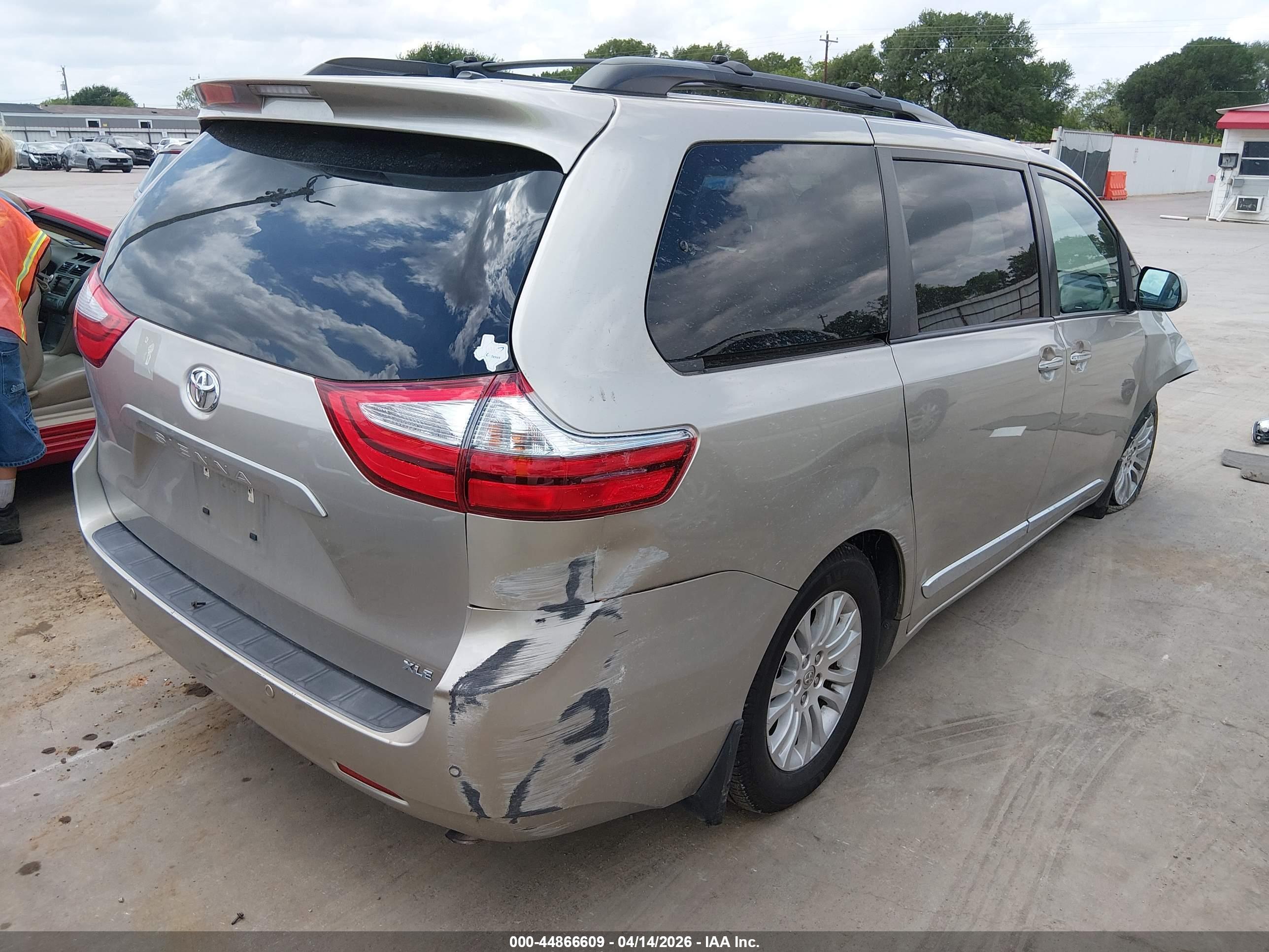 TOYOTA SIENNA image 4