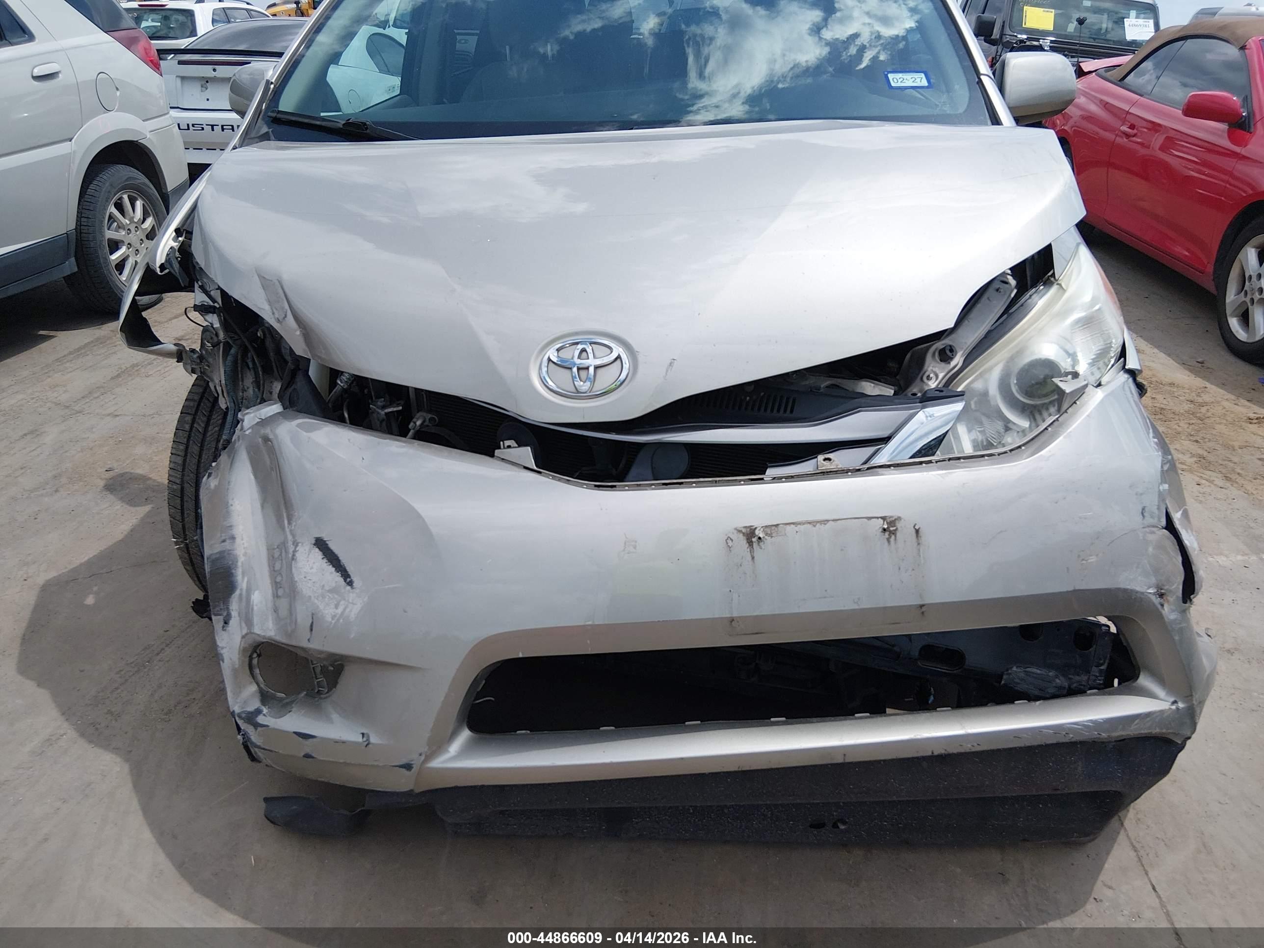 TOYOTA SIENNA image 6