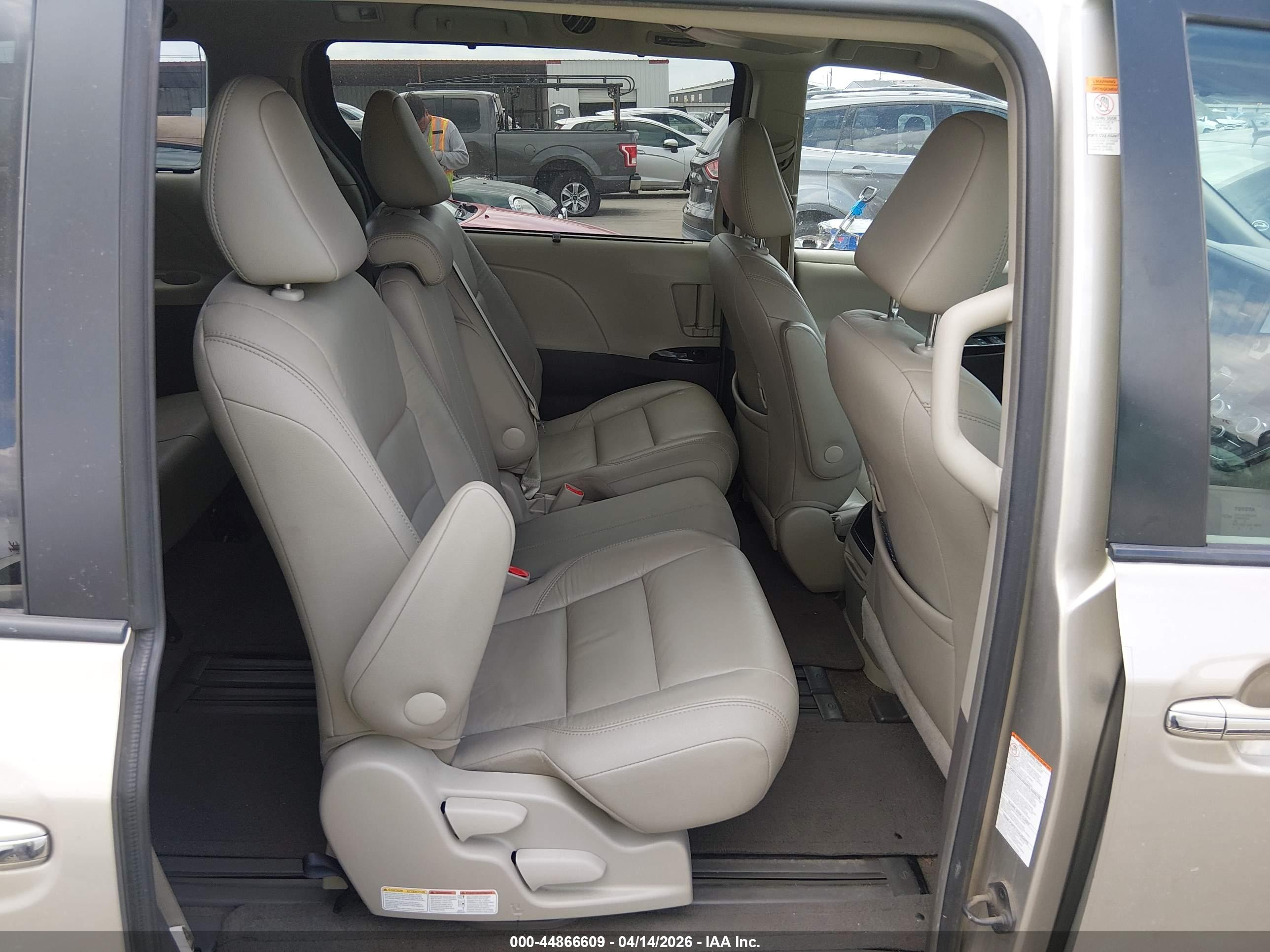 TOYOTA SIENNA image 8