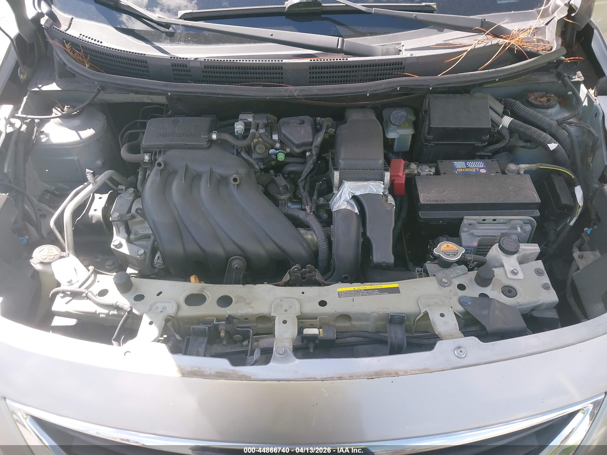 NISSAN VERSA image 10