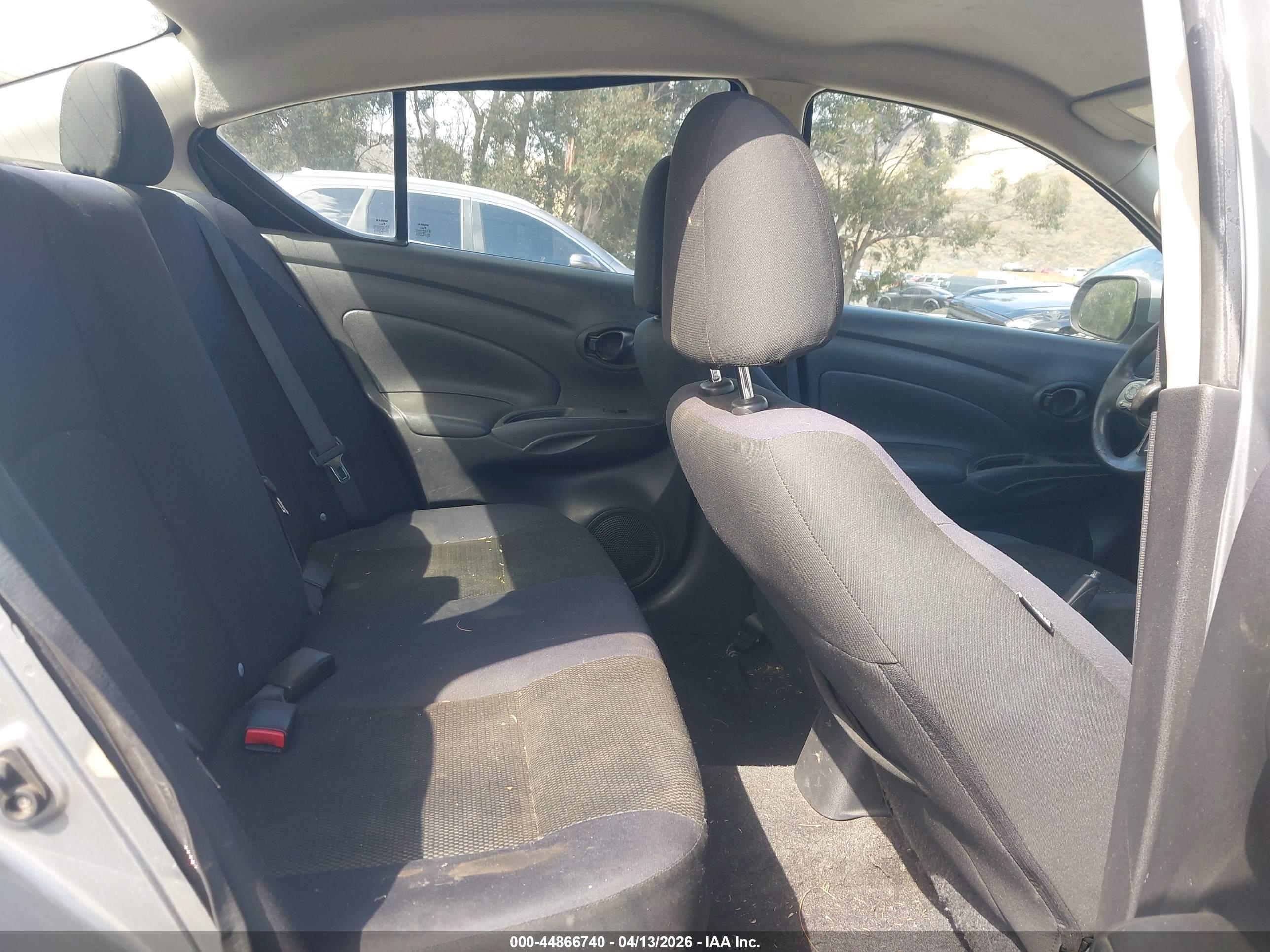 NISSAN VERSA image 8
