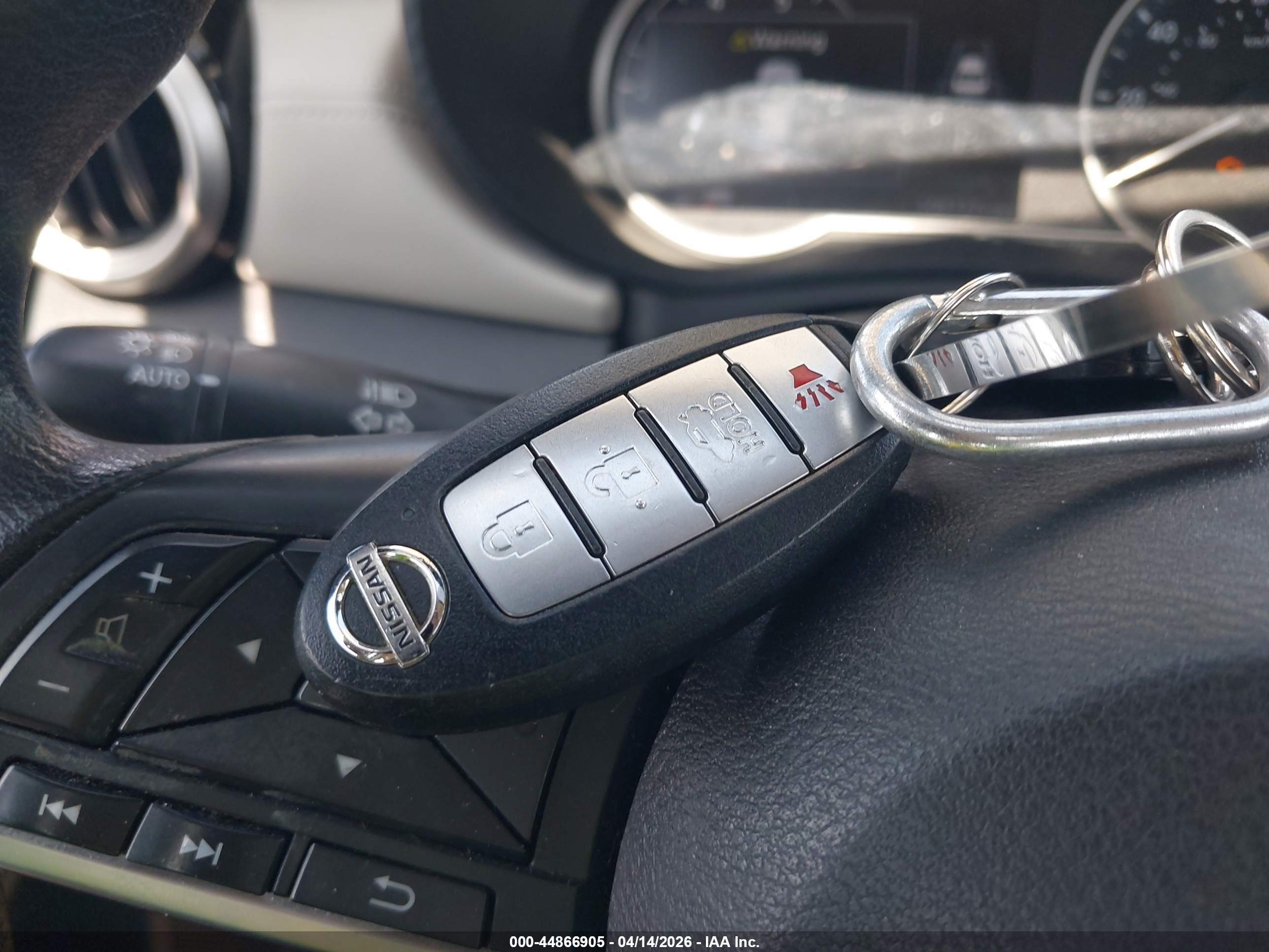 NISSAN VERSA image 11