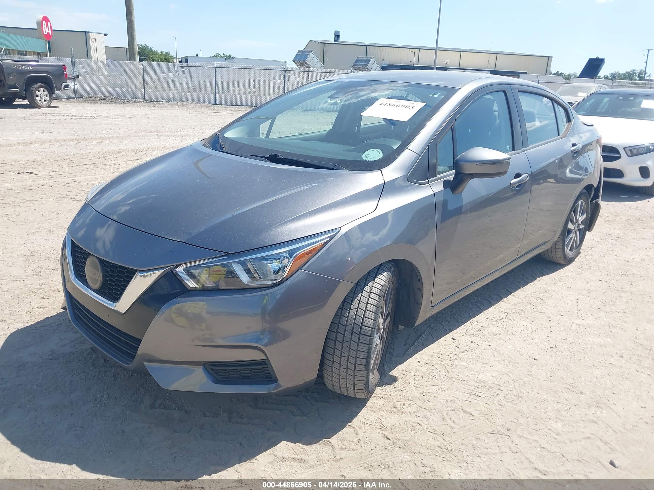 NISSAN VERSA image 2