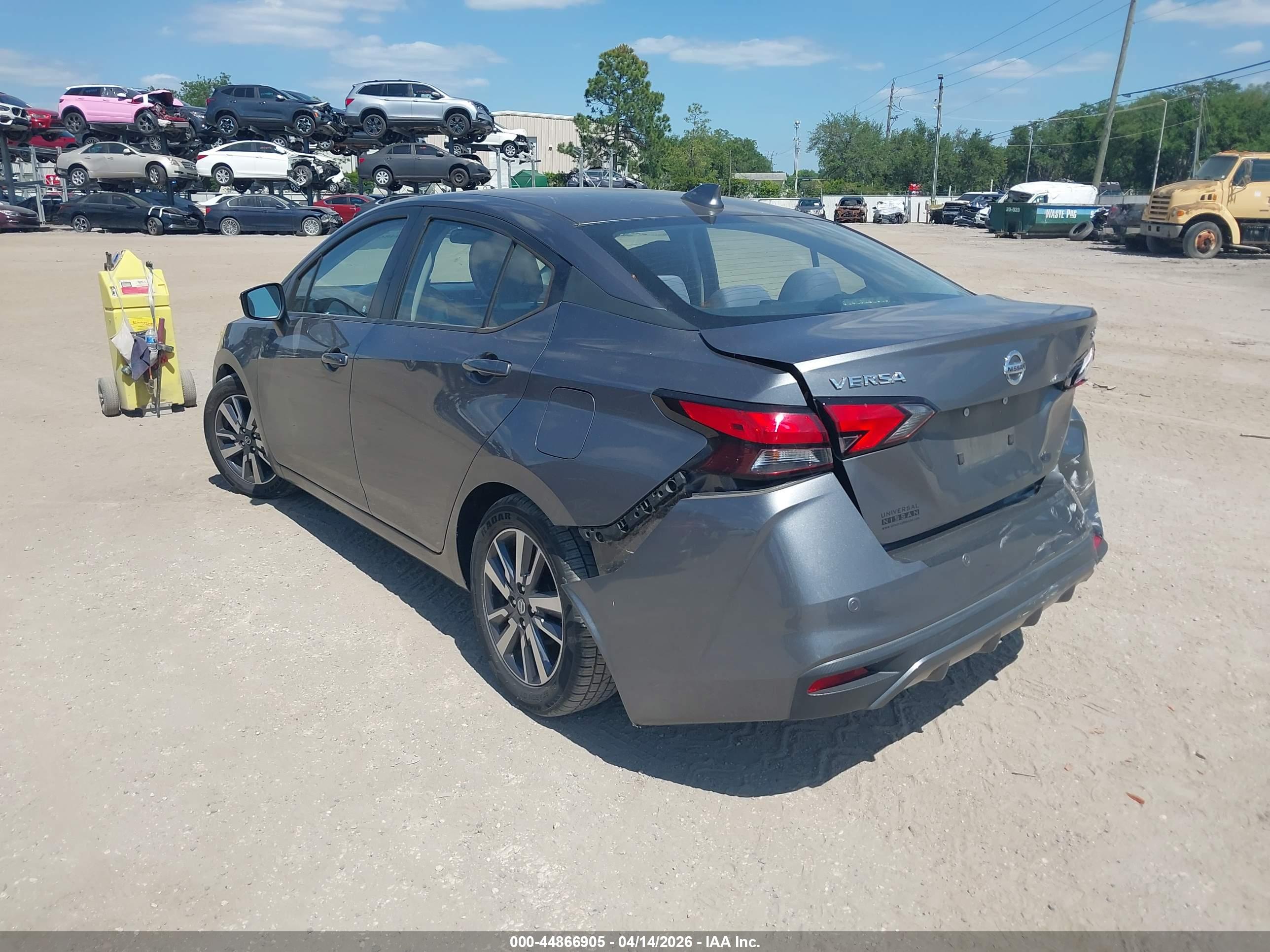 NISSAN VERSA image 3