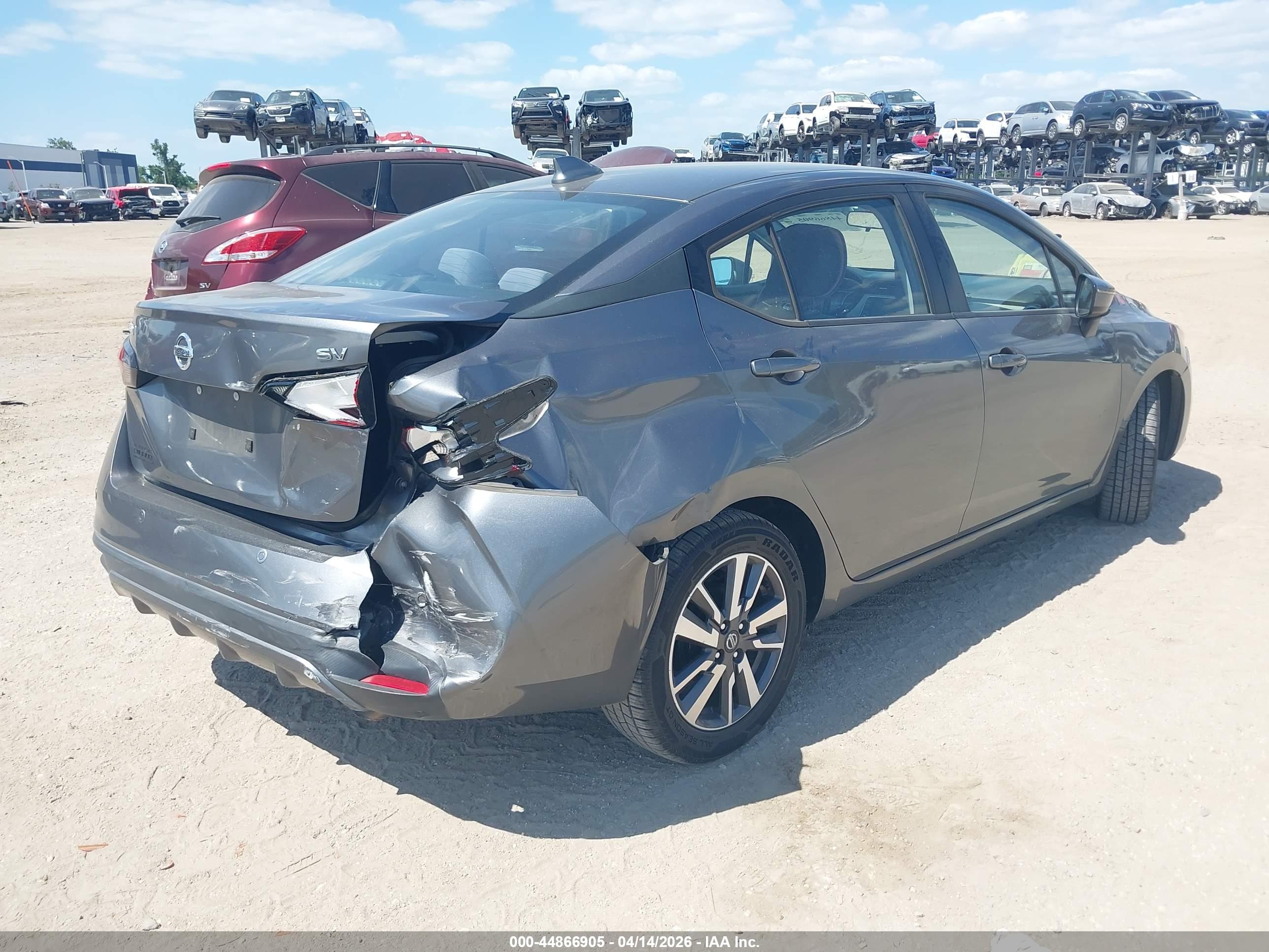 NISSAN VERSA image 4