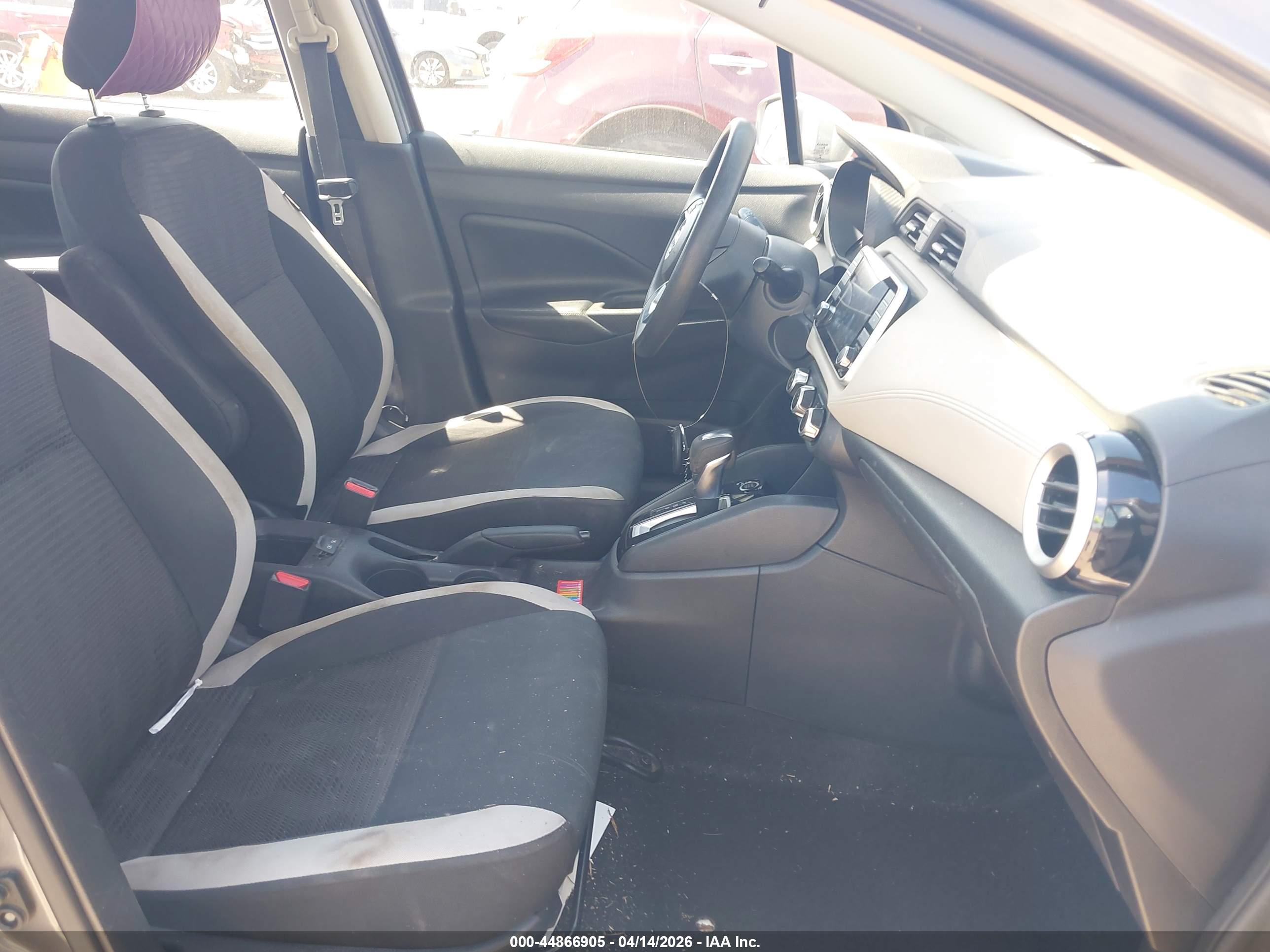 NISSAN VERSA image 5