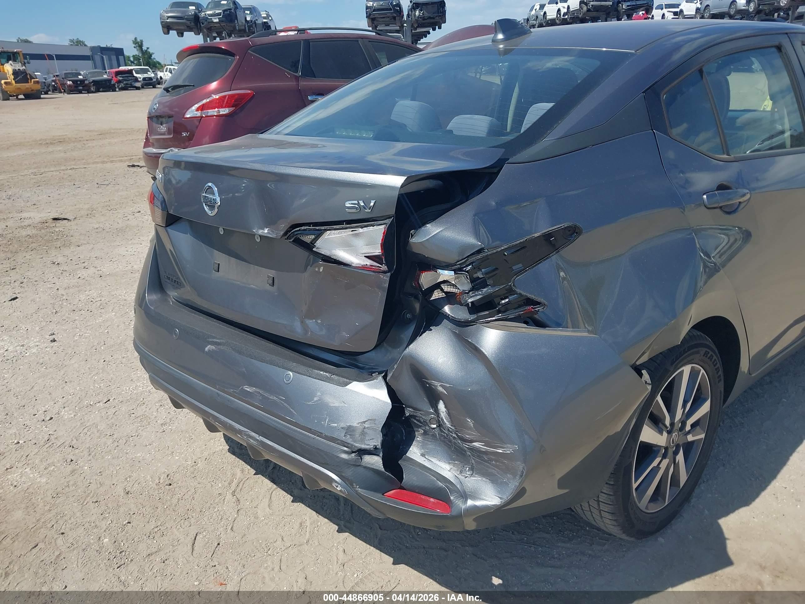 NISSAN VERSA image 6