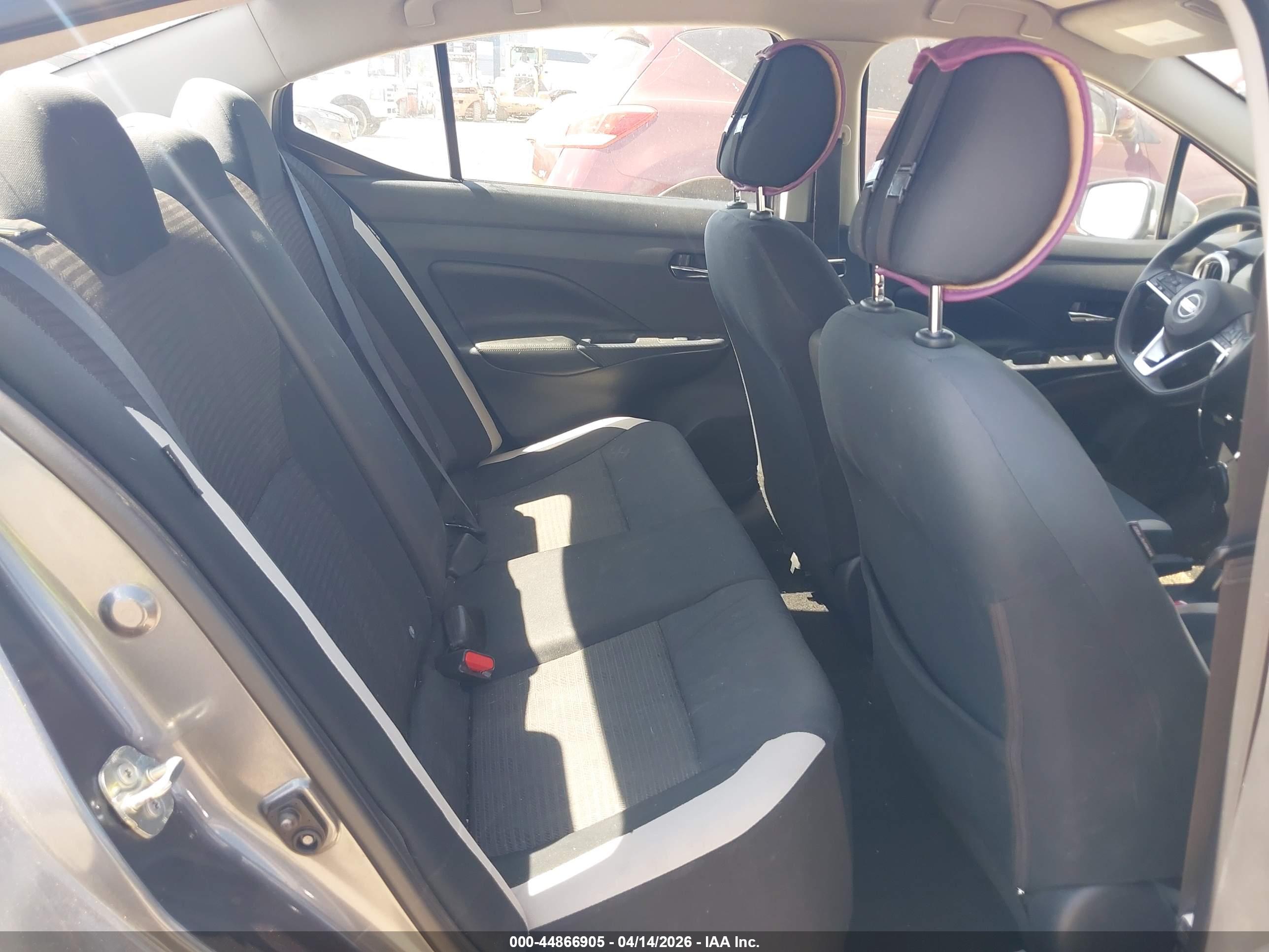 NISSAN VERSA image 8