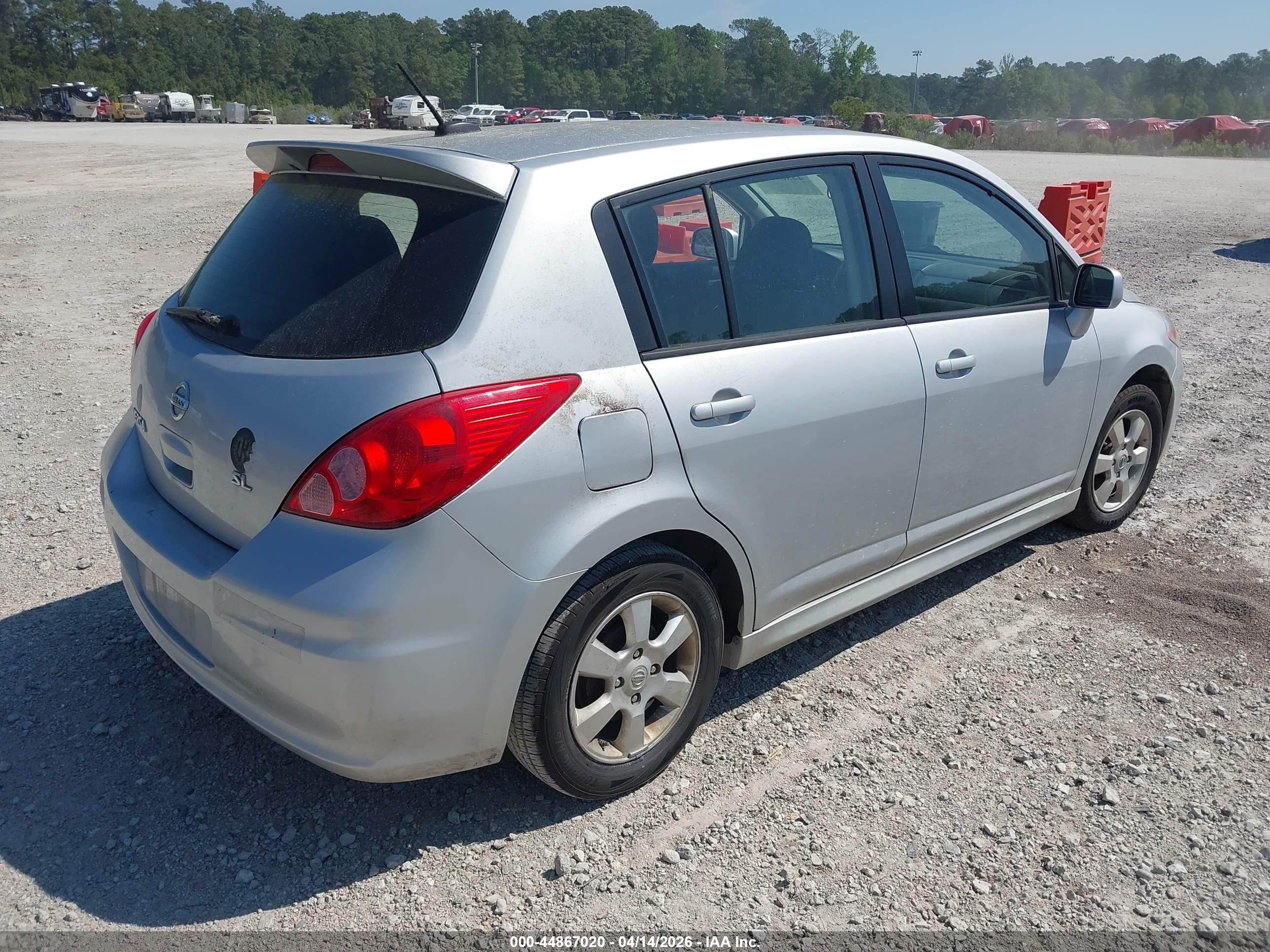 NISSAN VERSA image 4