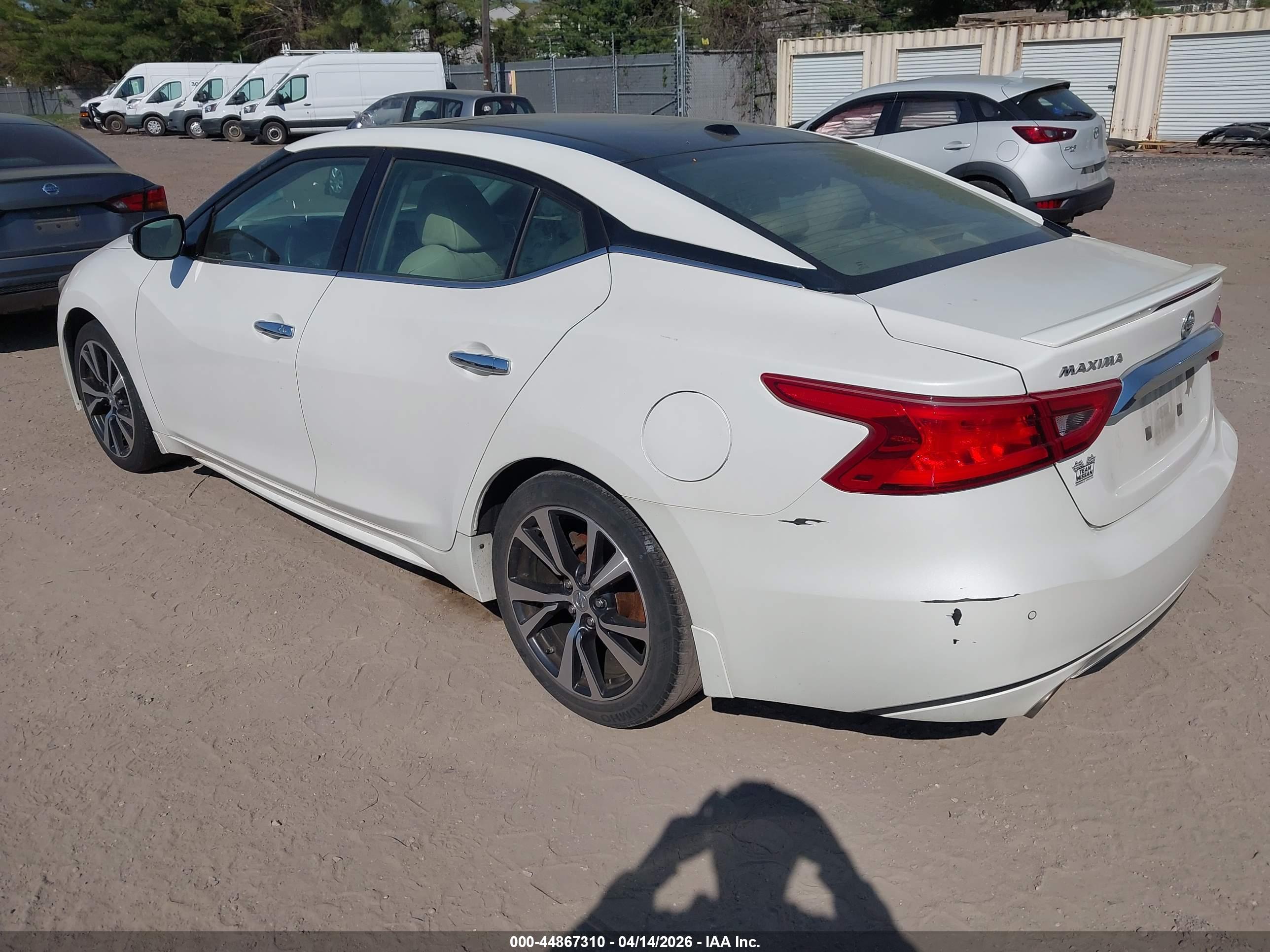 NISSAN MAXIMA image 3
