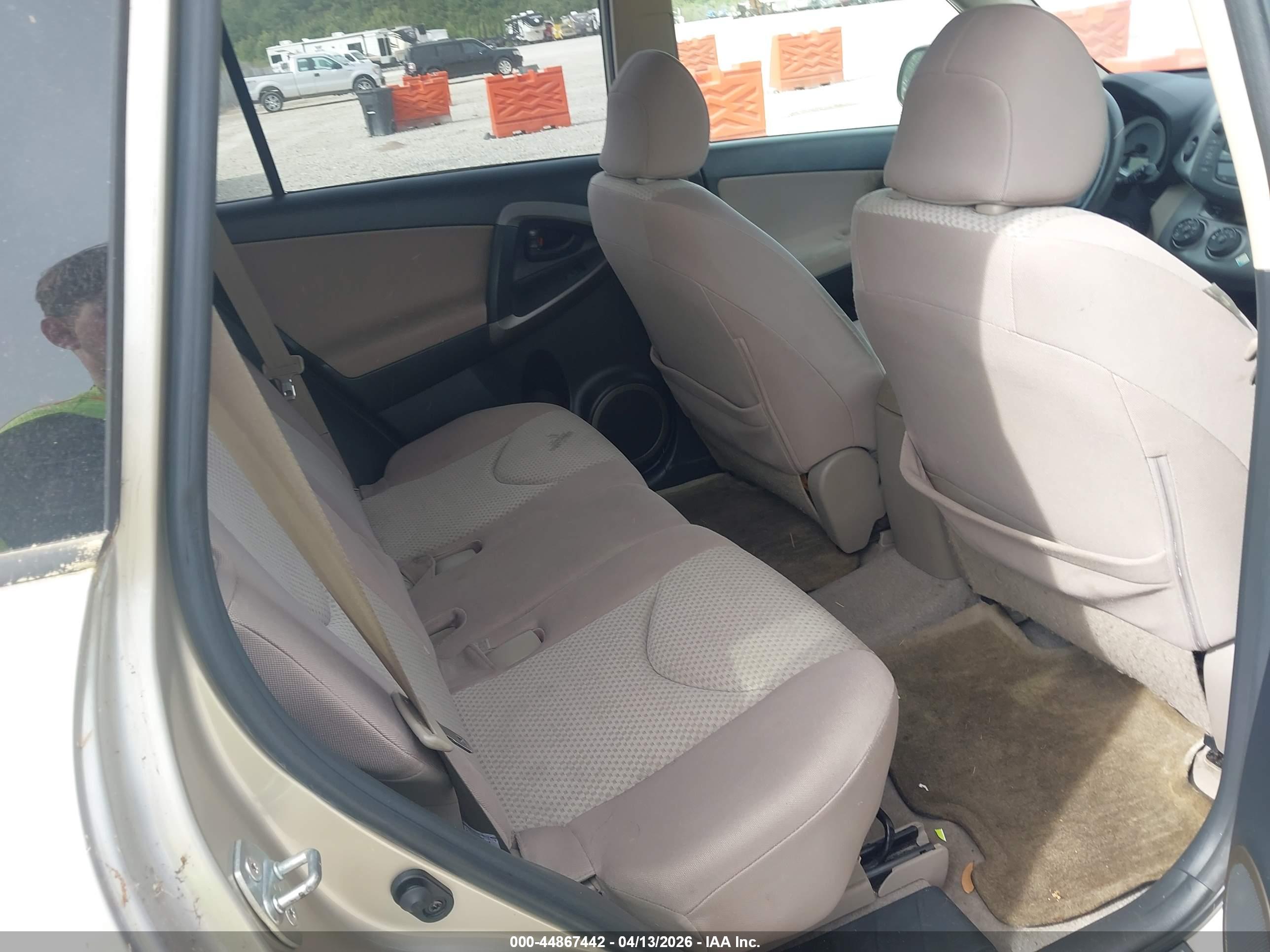 TOYOTA RAV4 image 8