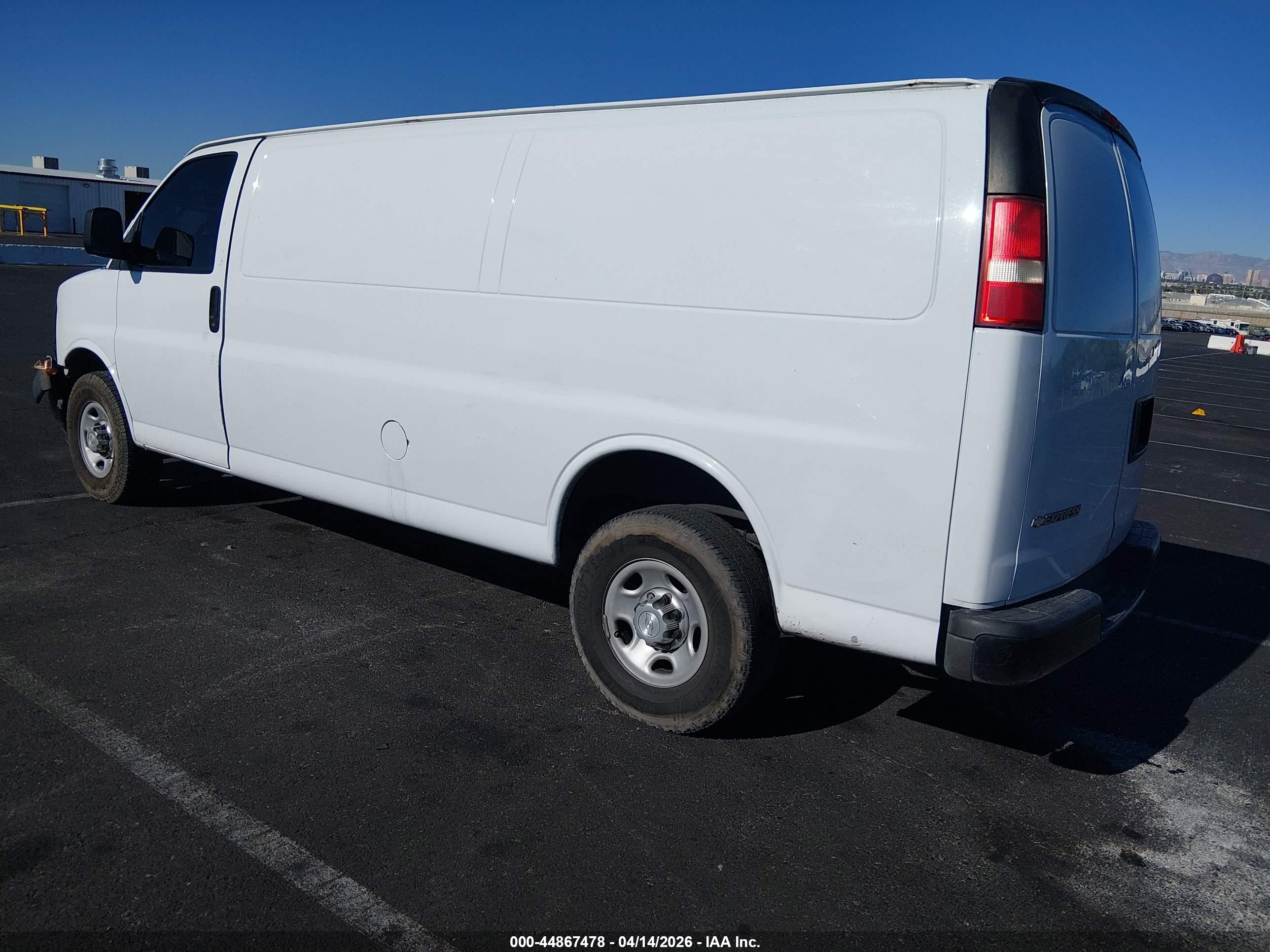 CHEVROLET EXPRESS image 3