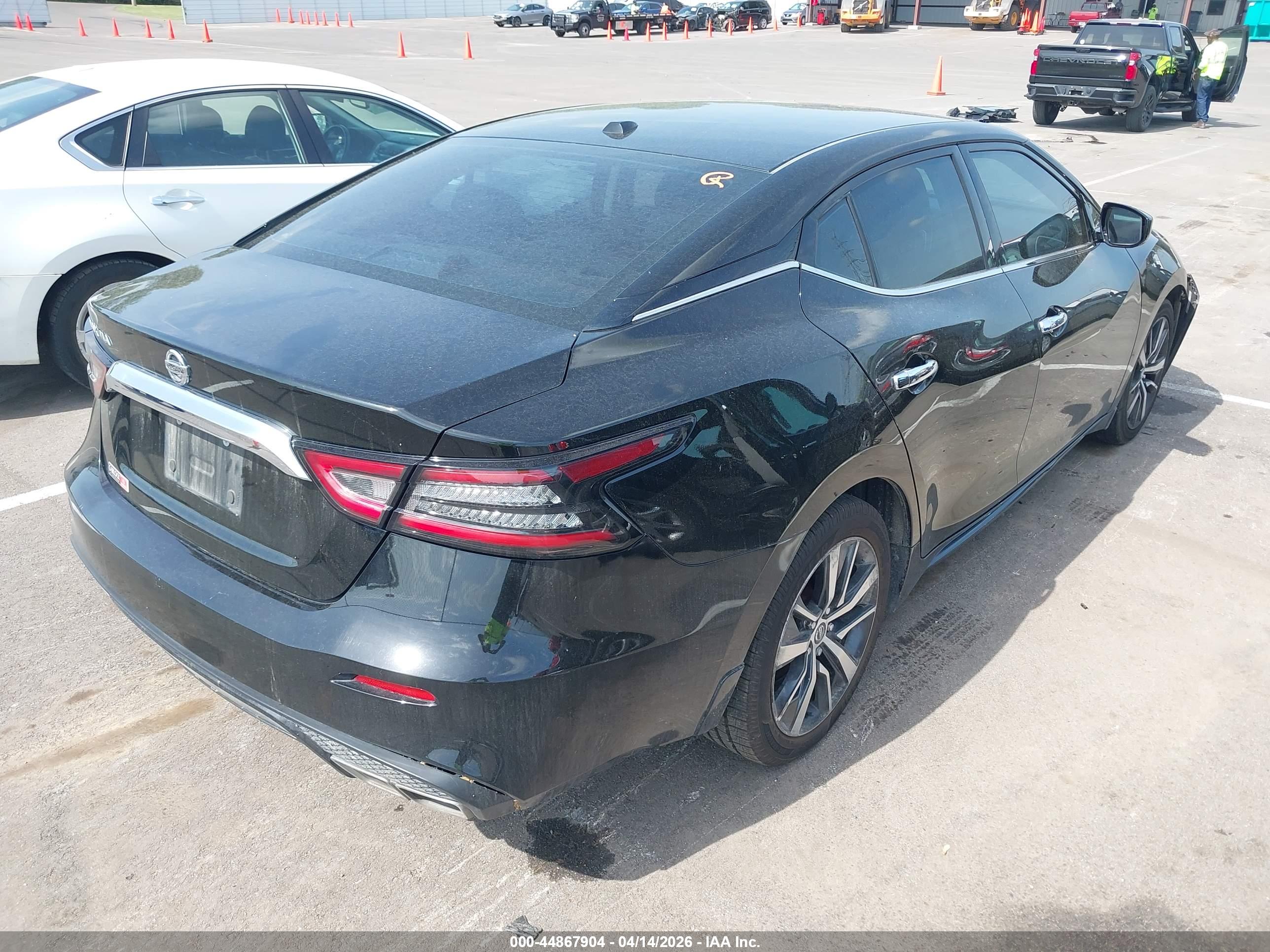 NISSAN MAXIMA image 4