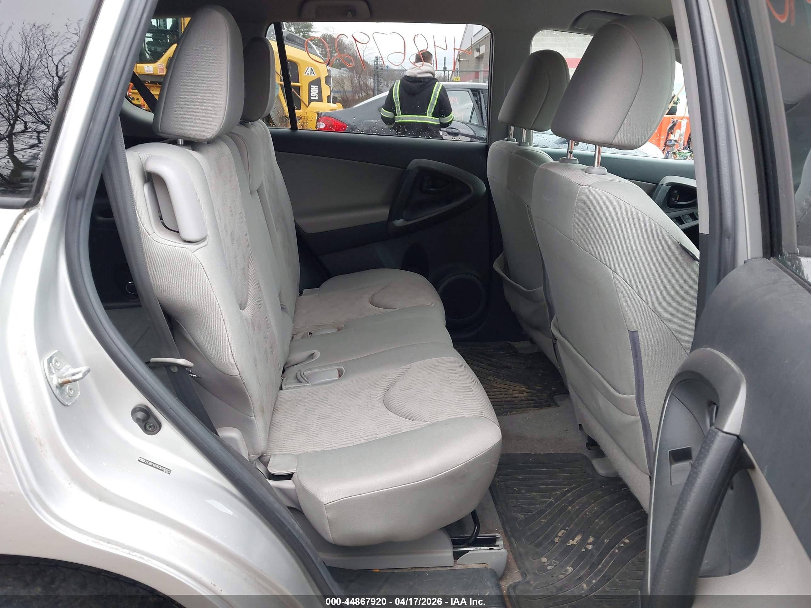 TOYOTA RAV4 image 8