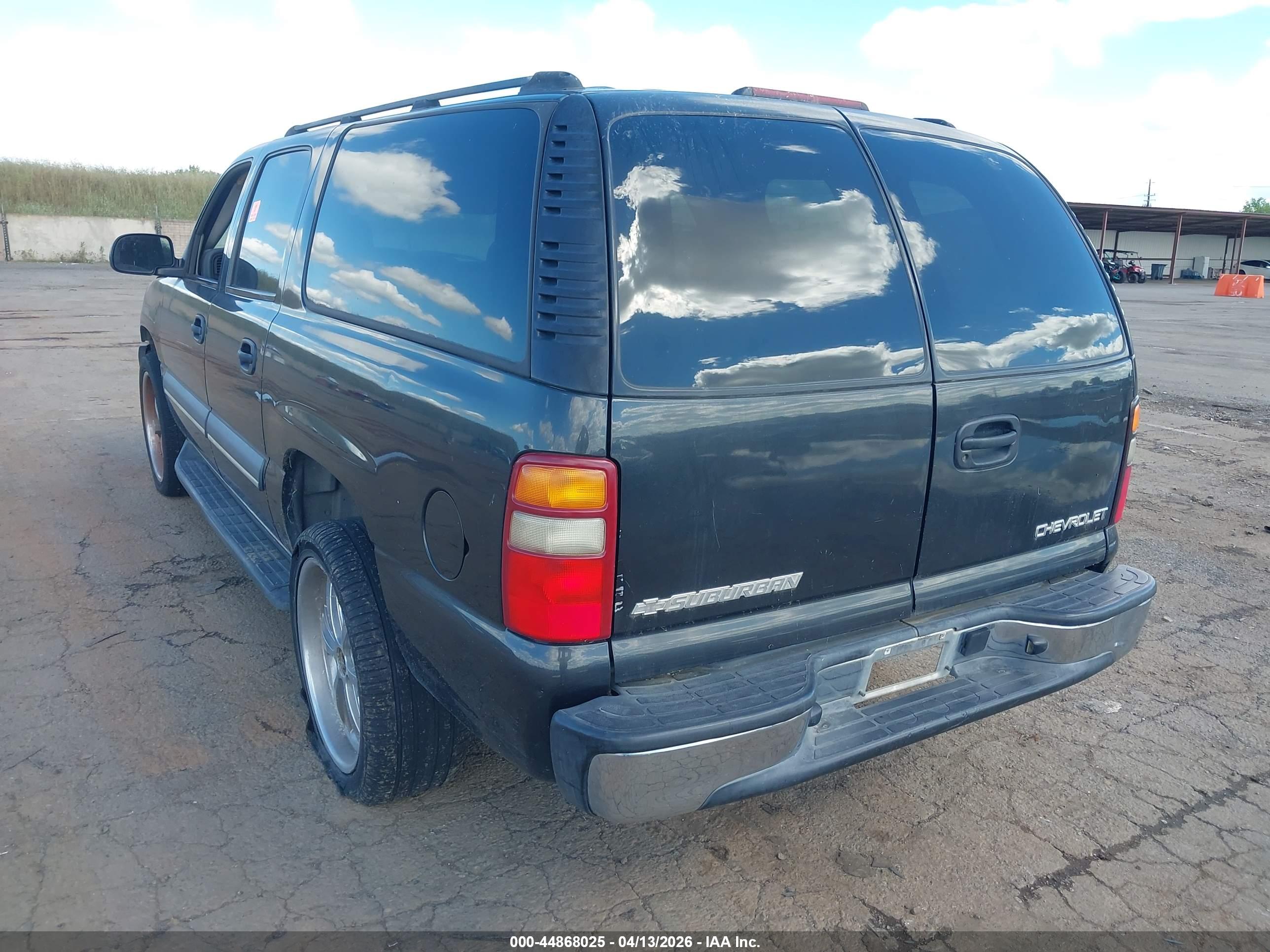 CHEVROLET SUBURBAN image 3