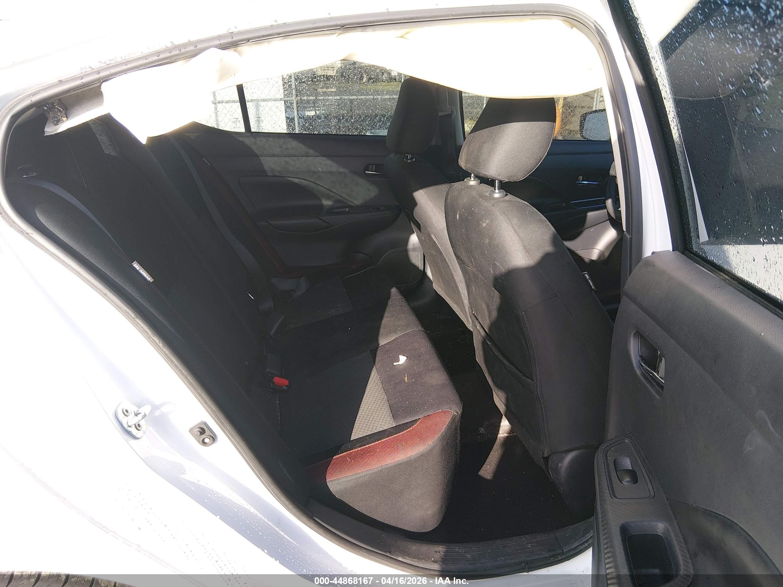 NISSAN VERSA image 8