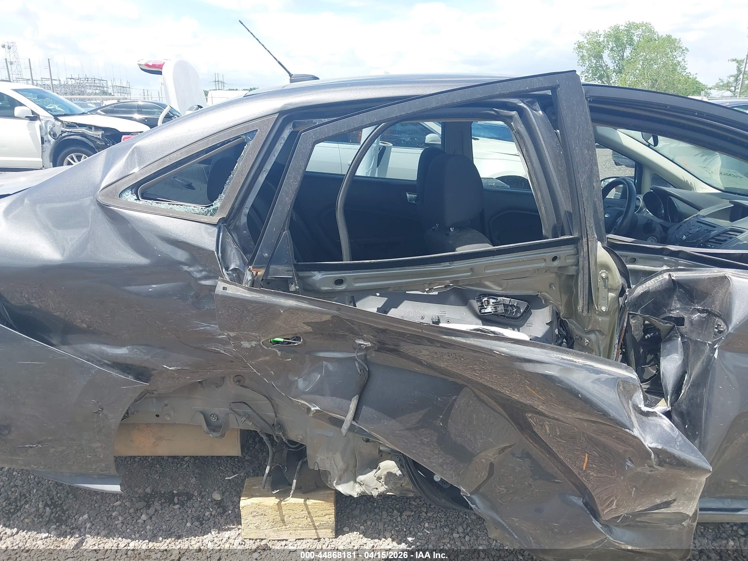 FORD FIESTA image 8