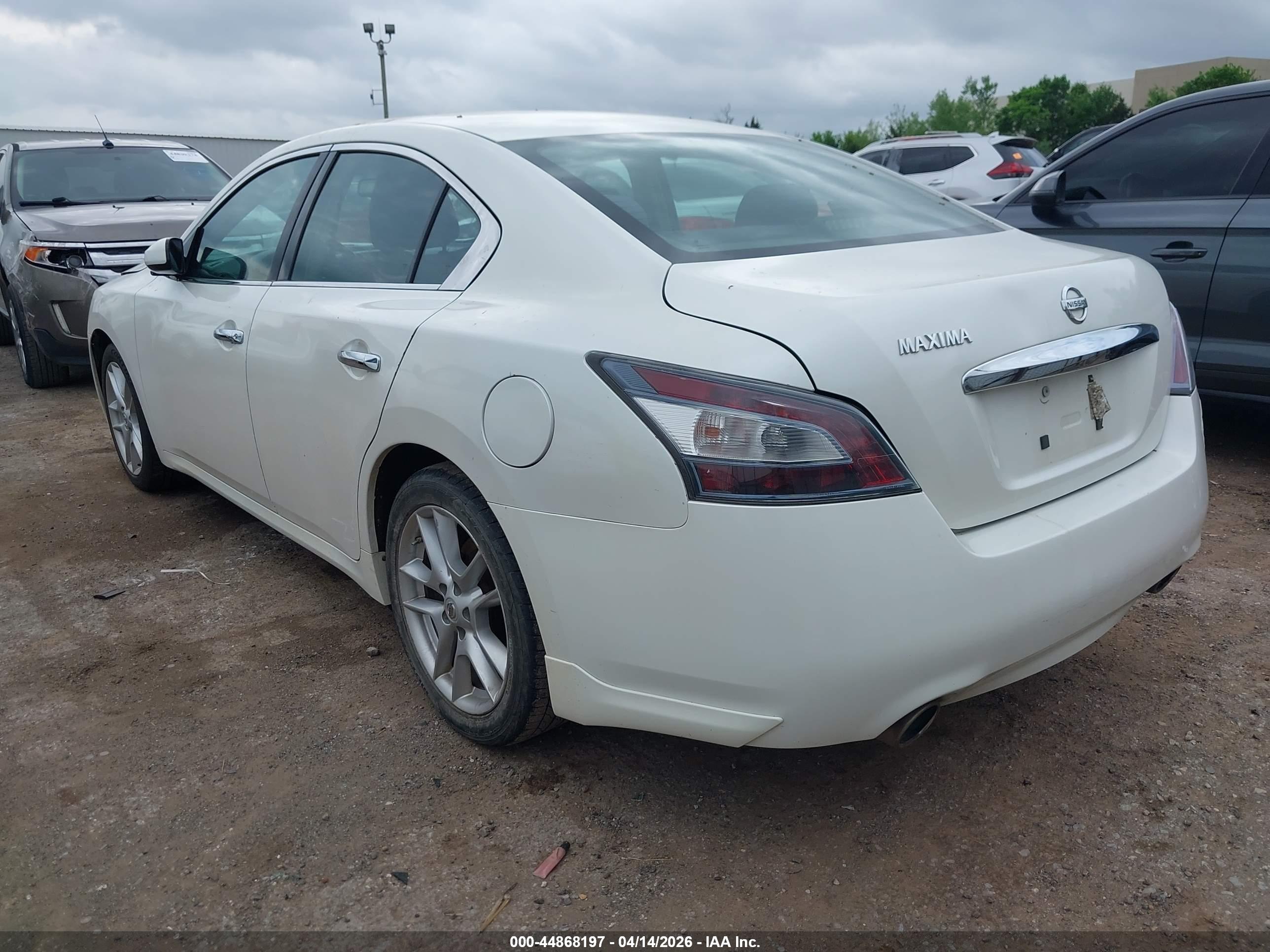 NISSAN MAXIMA image 3