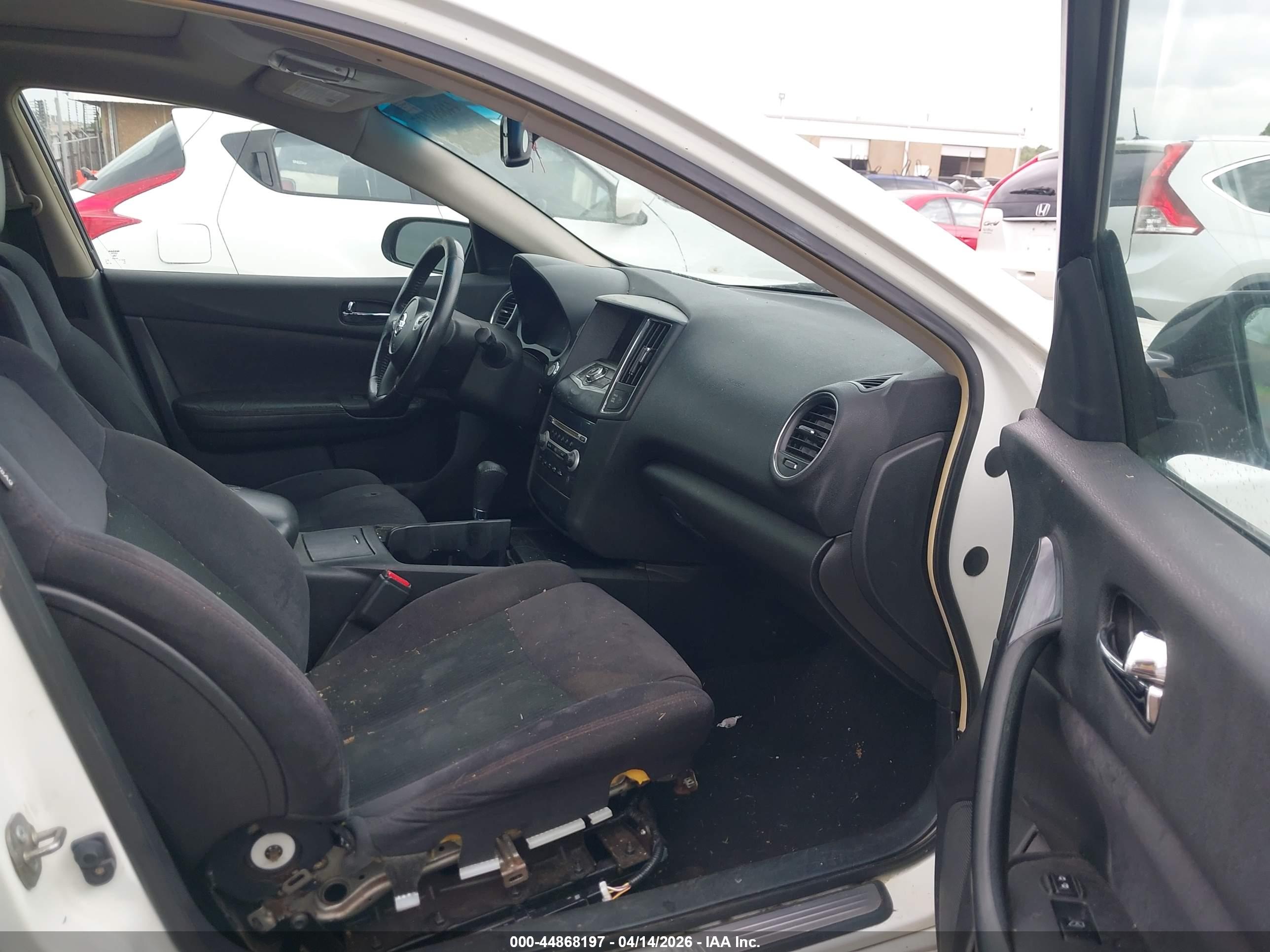 NISSAN MAXIMA image 5
