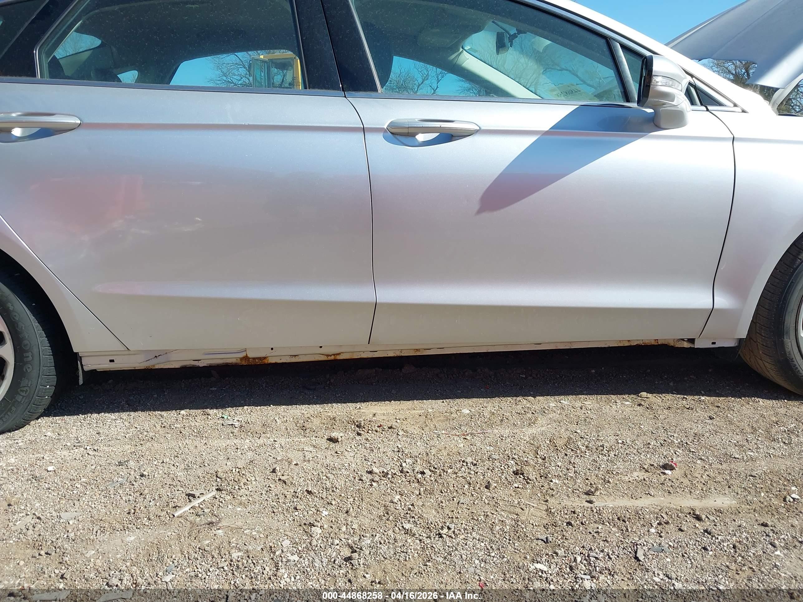 FORD FUSION image 6