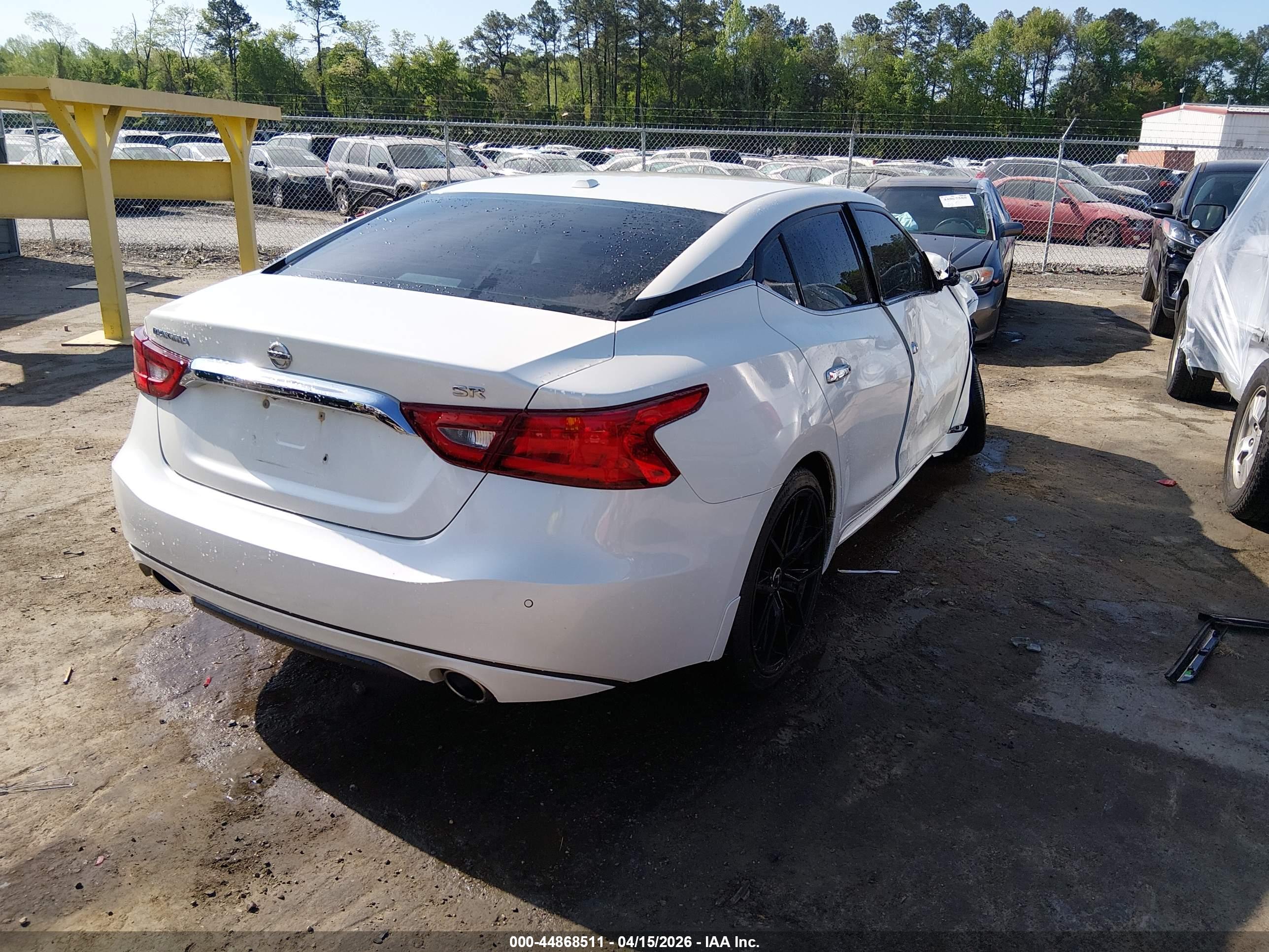 NISSAN MAXIMA image 4