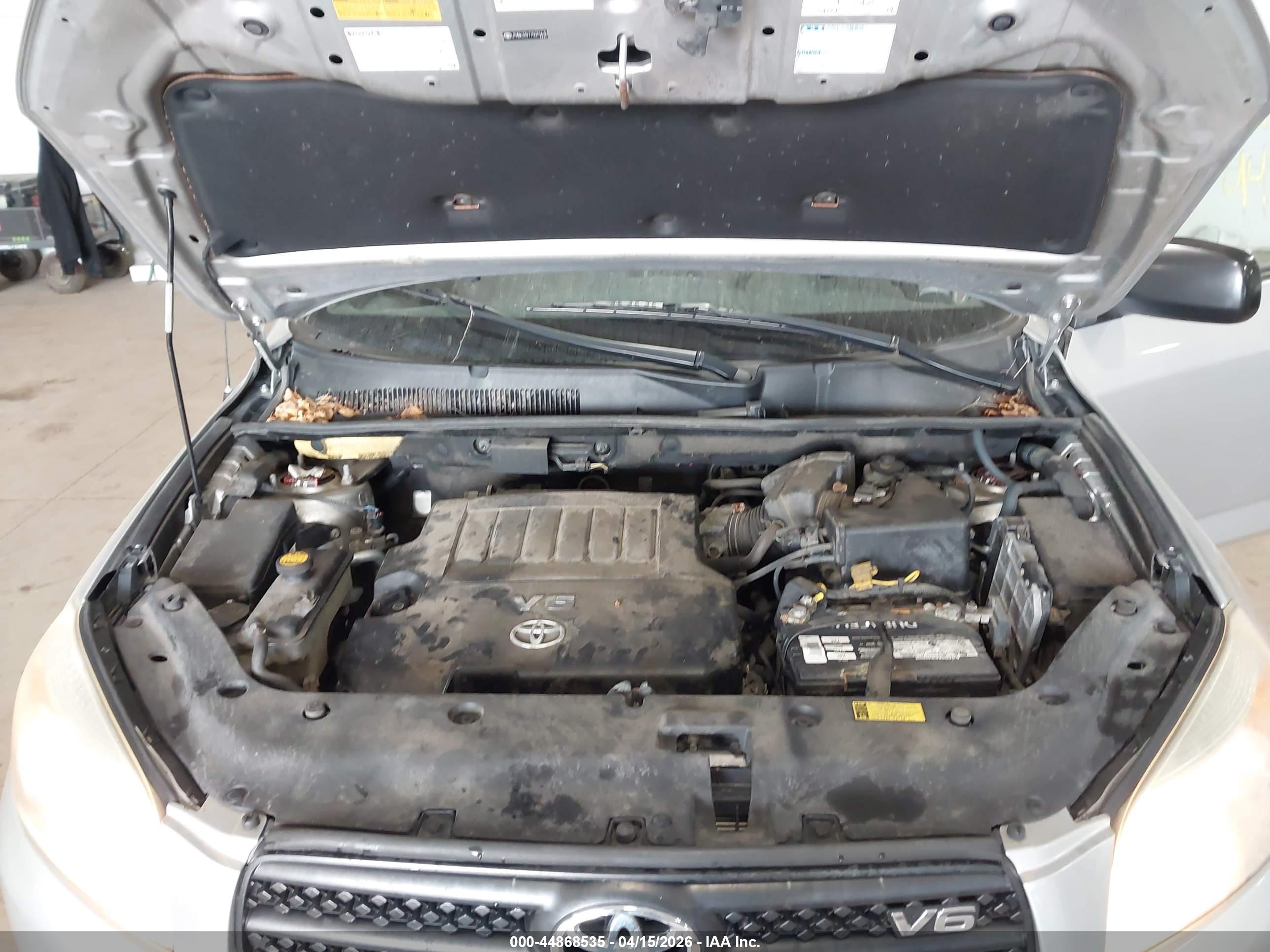 TOYOTA RAV4 image 10