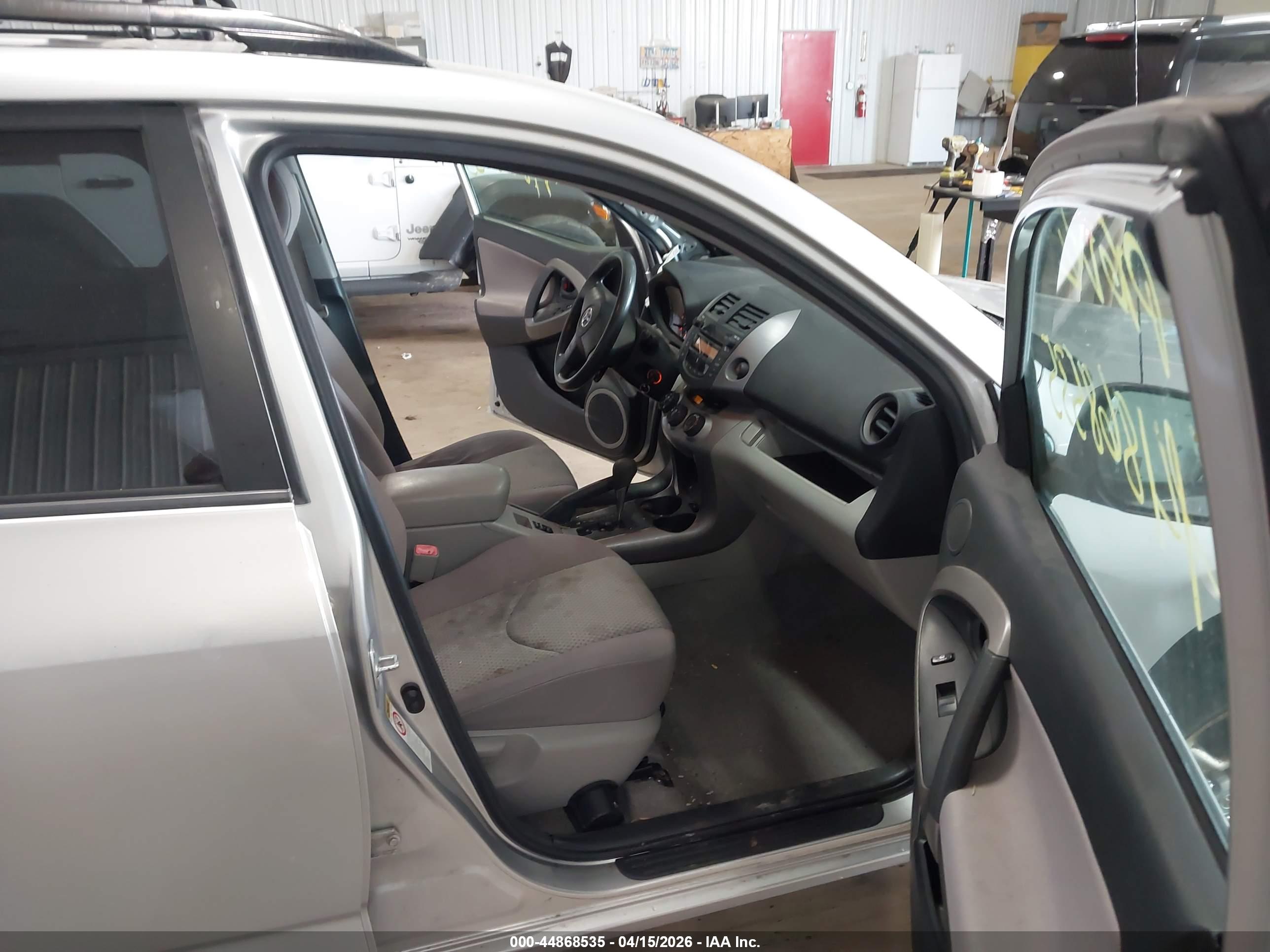 TOYOTA RAV4 image 5
