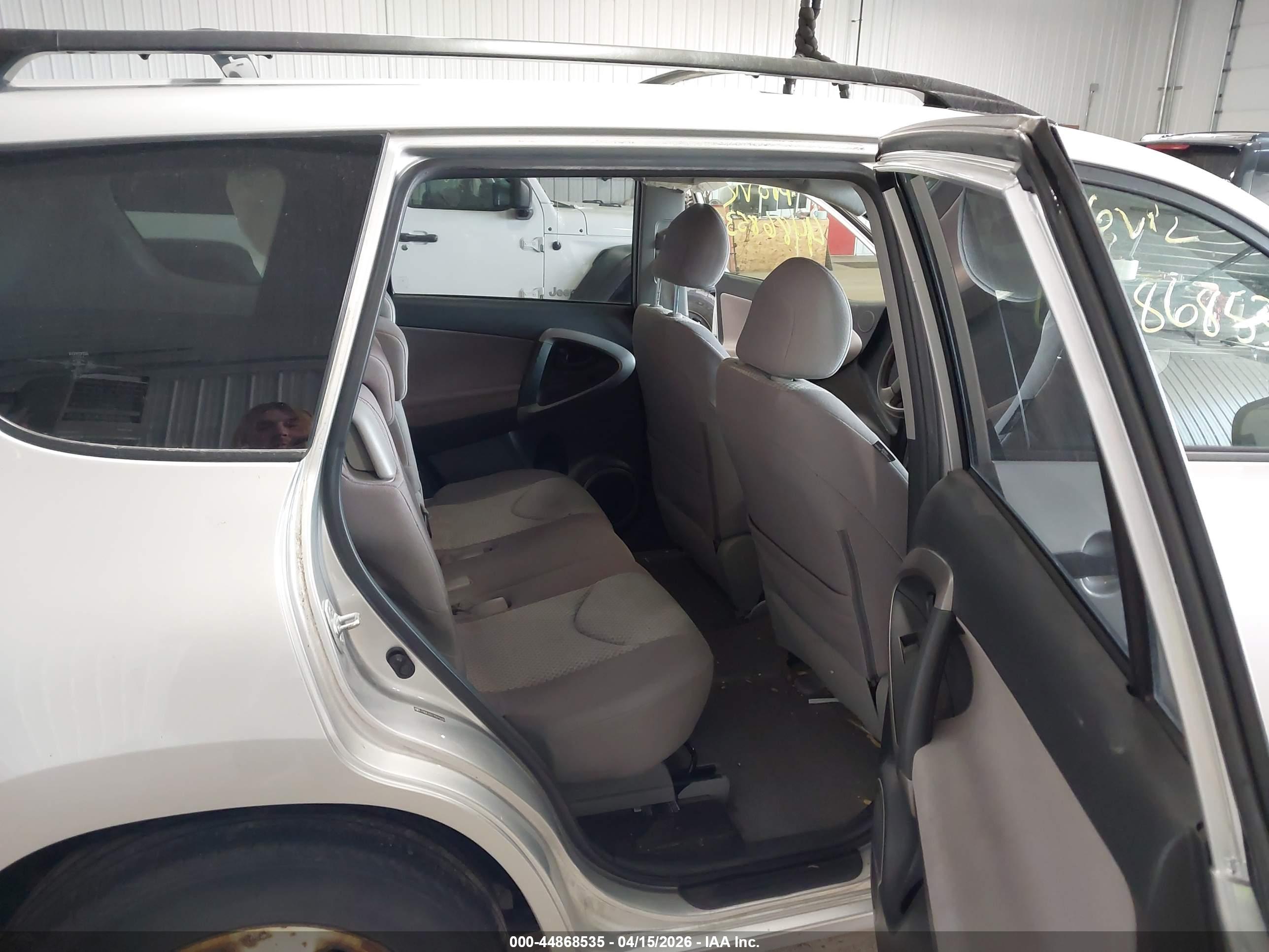 TOYOTA RAV4 image 8