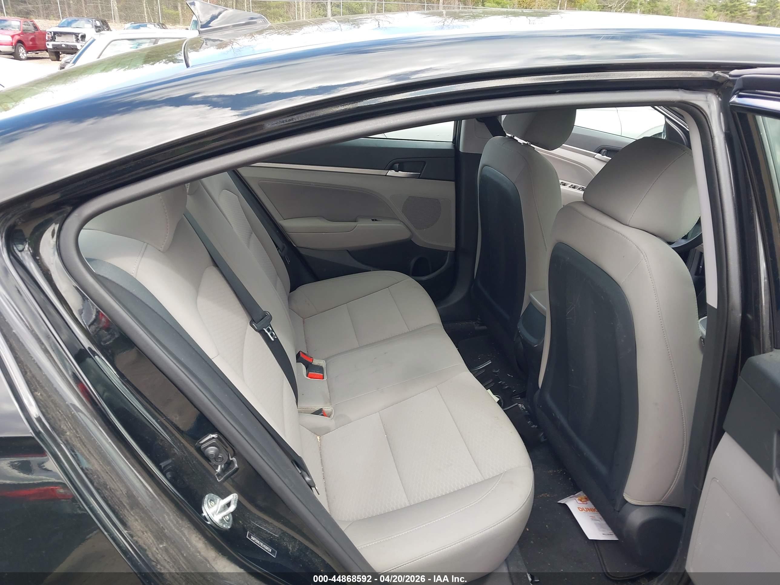 HYUNDAI ELANTRA image 8