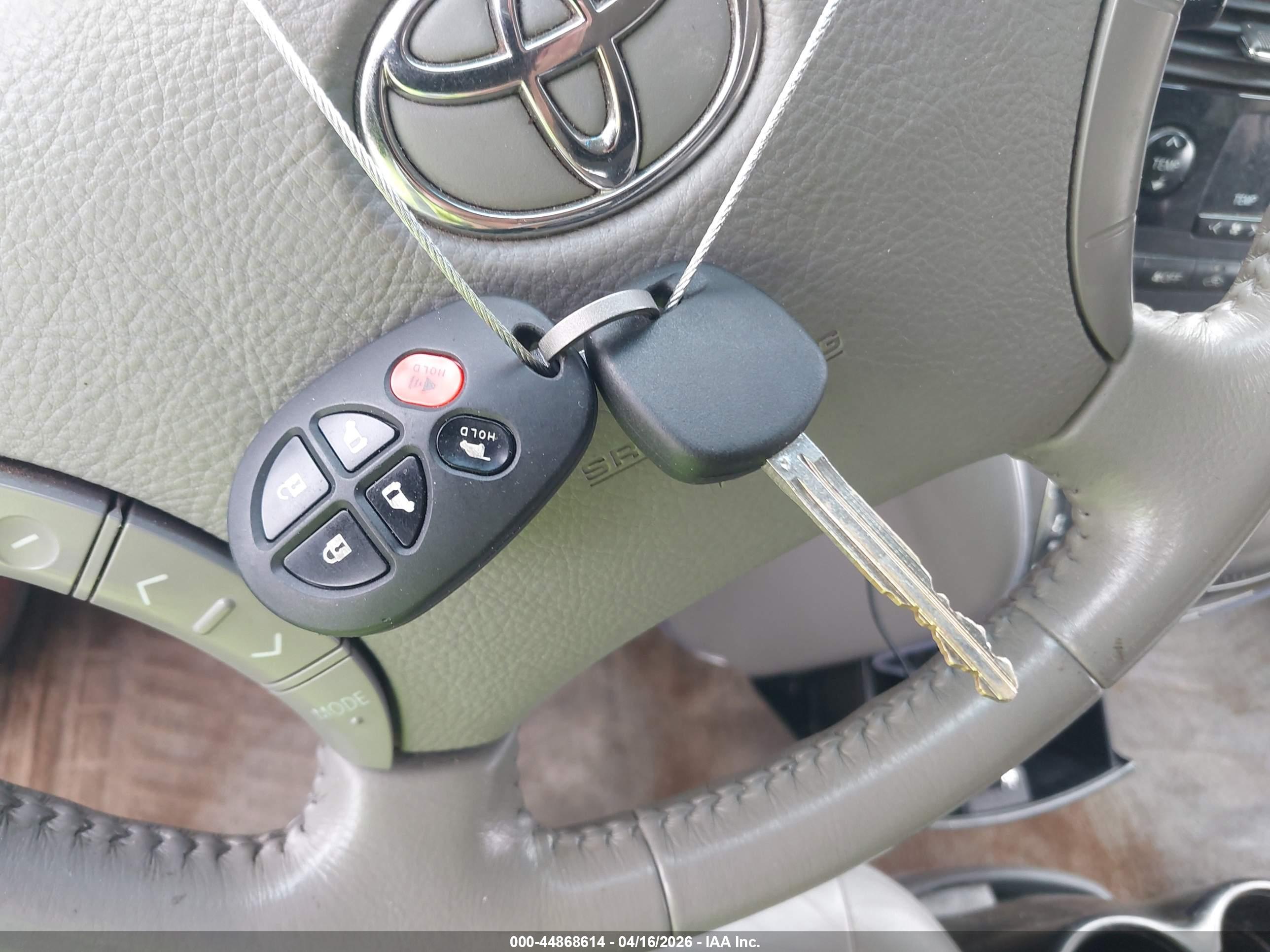 TOYOTA SIENNA image 11