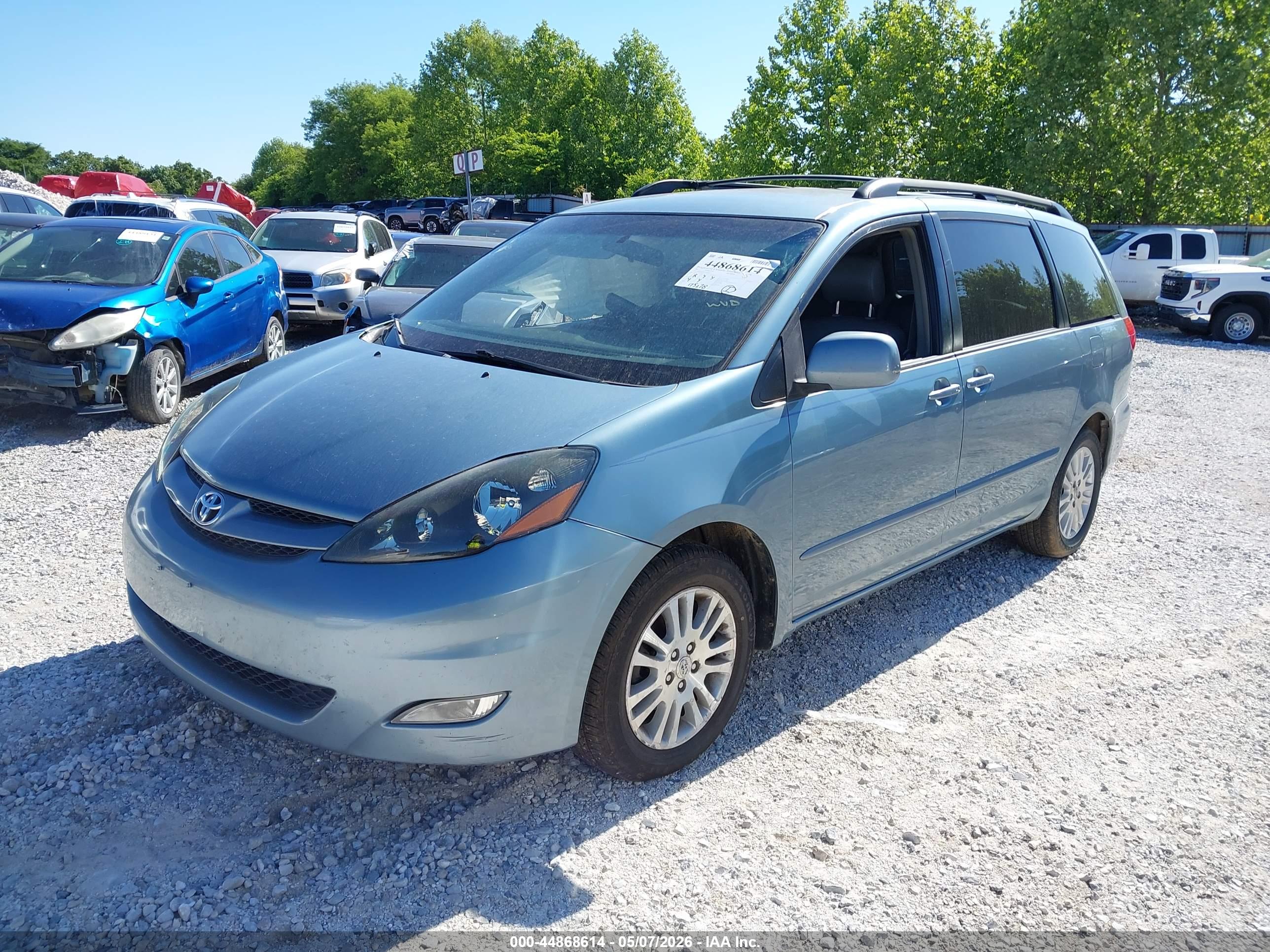 TOYOTA SIENNA image 2