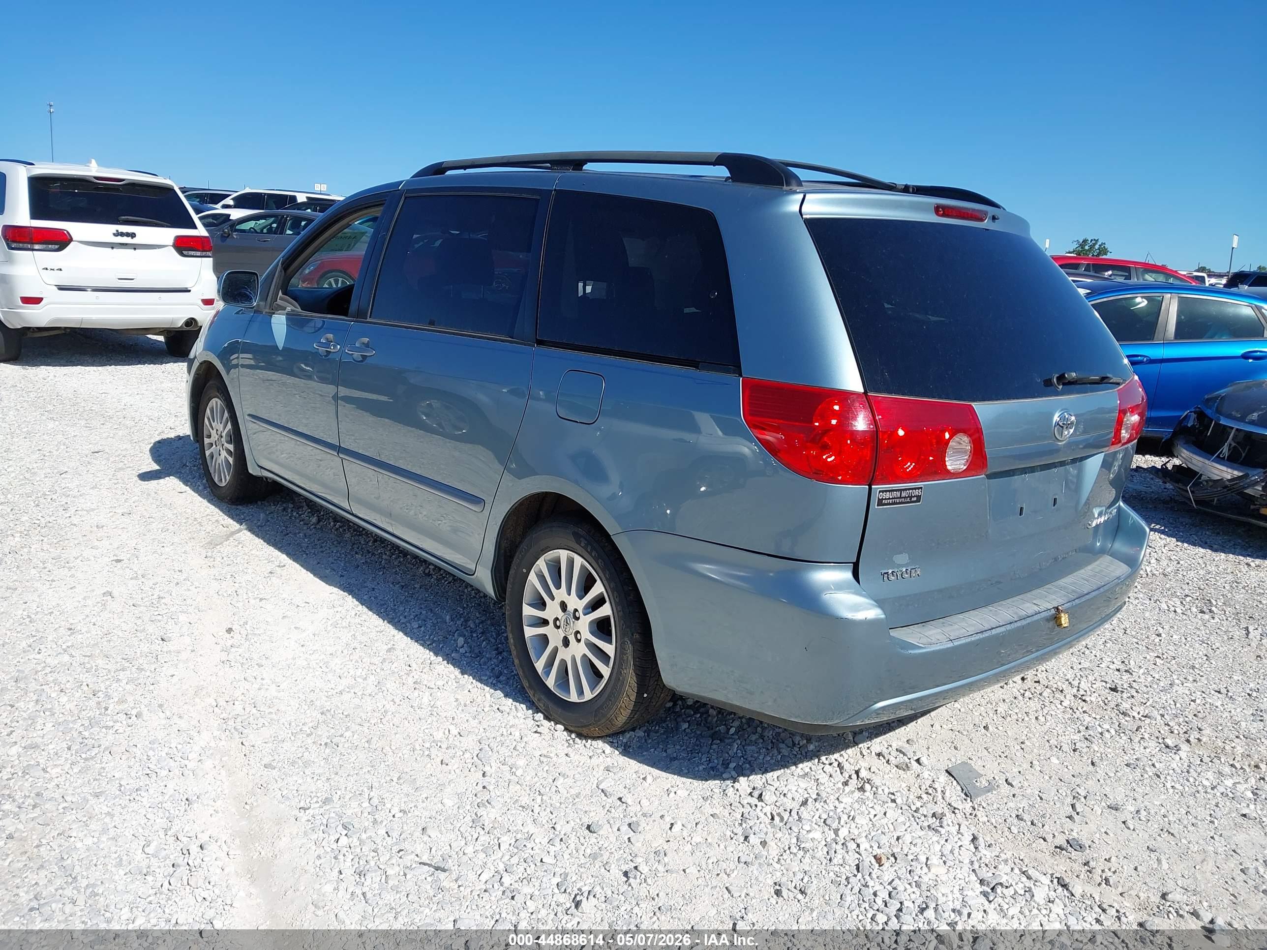 TOYOTA SIENNA image 3