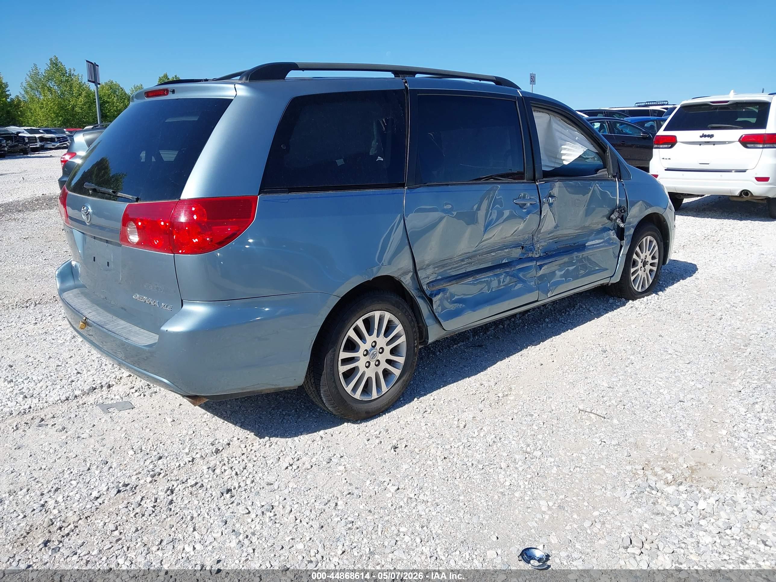 TOYOTA SIENNA image 4