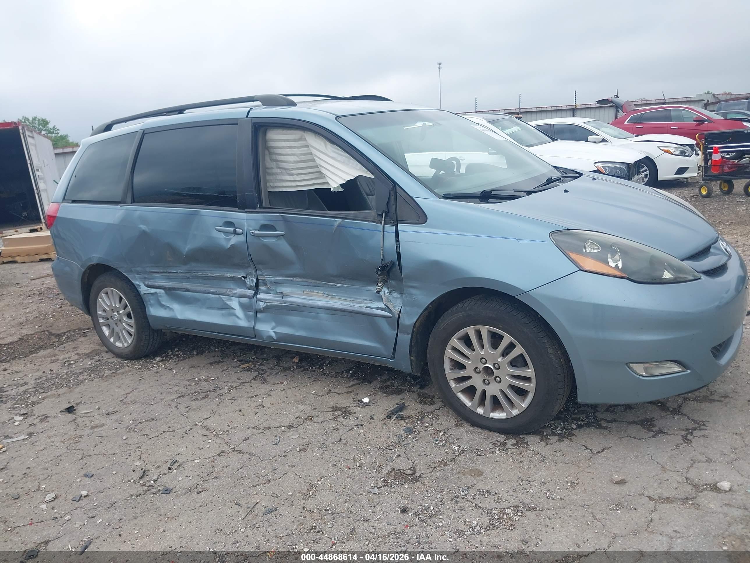 TOYOTA SIENNA image 6